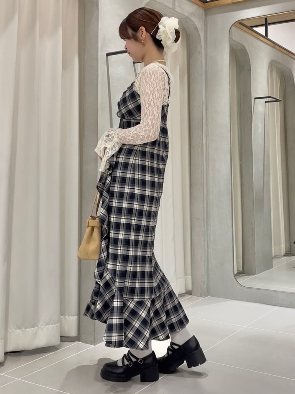 ブルー系のワンピース、ベージュ系のショルダーバッグ、ホワイト系のTシャツ/カットソーを着用したレディースの秋コーディネートの2枚目の写真