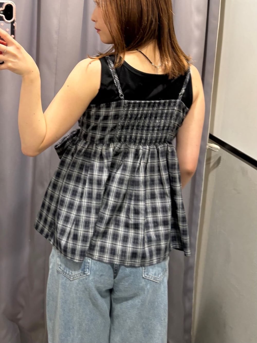 ブルー系のシャツ/ブラウス、ブラック系のタンクトップ、ブルー系のデニムパンツを着用したレディースの夏コーディネートの3枚目の写真