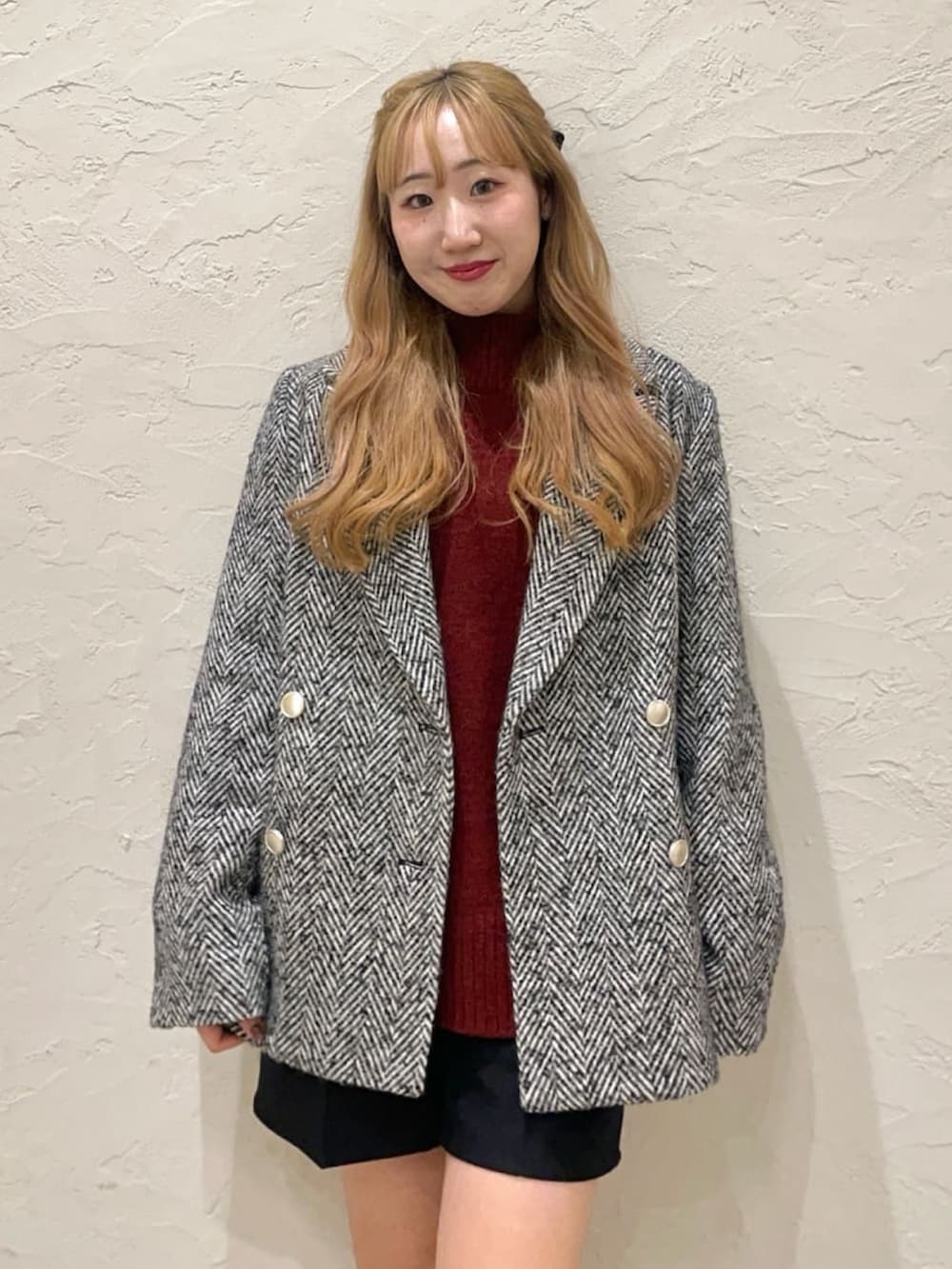 「クリスマスに着たい服、クリスマスコーデ、綺麗めコーデ、きれいめコーデ、赤ニット、テーラードジャケット、ジャケットコーデ、大人ガーリー、ショートパンツ、アルシーヴ(archives)、女子会コーデ」｜「archivesのブローチ付ハイネックミドルニット（ニット/セーター、レッド系）」を使った、archivesさん（レディース・157cm）の冬コーディネートの2枚目の写真