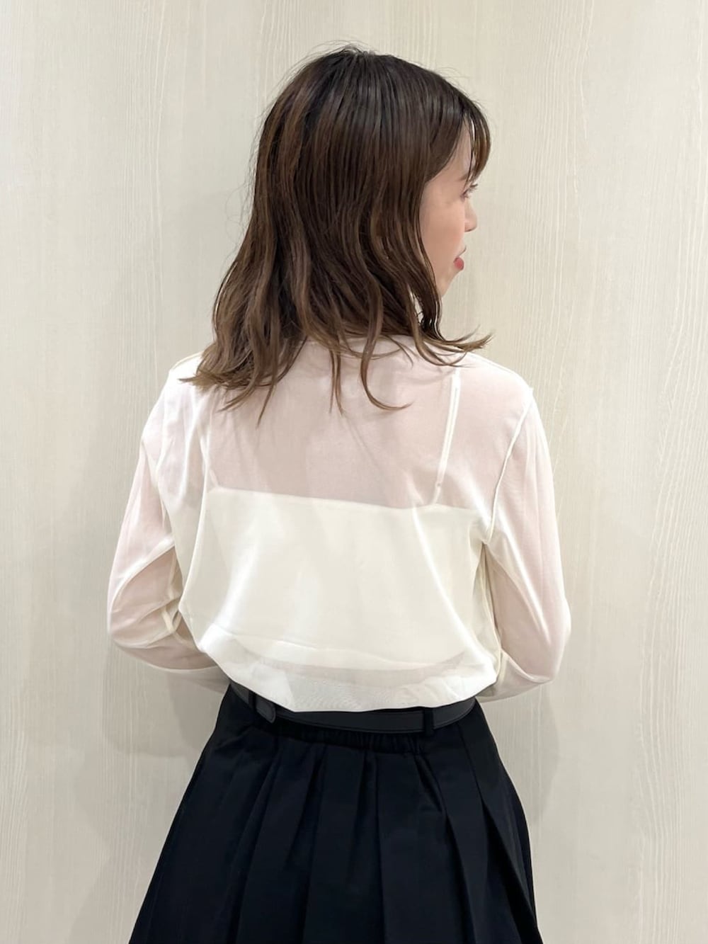 「お出かけコーデ、初秋コーデ、秋服準備はじめました、秋色、ファーベスト、ベスト、シアートップス、シアー、ミニスカート、ロングブーツ、厚底シューズ、厚底ブーツ、トレンド、トレンドコーデ、秋コーデ」｜「archivesのルーズネックカットＴＯＰＳ／（Tシャツ/カットソー、ホワイト系）」を使った、archivesさん（レディース・157cm）の夏コーディネートの3枚目の写真