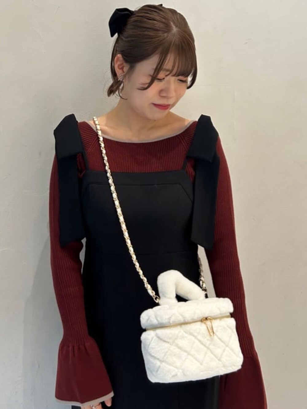 「クリスマスに着たい服、クリスマスコーデ、お出かけコーデ、デートコーデ、リブニット、ワンピース、ワンピーススタイル、綺麗めコーデ、オトナガーリー、赤ニット、キルティングバッグ、アルシーヴ(archives)、archivesワンピース」｜「archivesのファーキルトバニティバッグ（ショルダーバッグ、ホワイト系）」を使った、archivesさん（レディース・158cm）の冬コーディネートの3枚目の写真