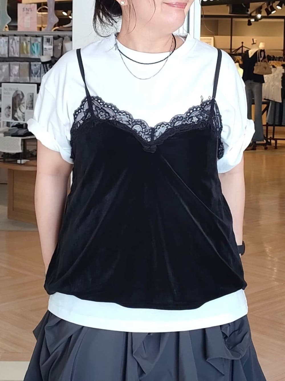 ホワイト系のTシャツ/カットソー、ブラック系のショルダーバッグ、ブラック系のTシャツ/カットソーを着用したレディースの夏コーディネートの4枚目の写真