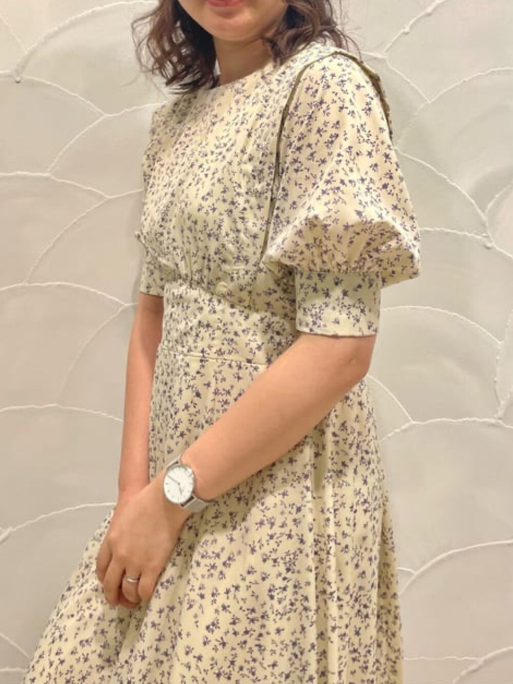 ホワイト系のワンピース、ホワイト系のサンダルを着用したレディースの春コーディネートの2枚目の写真