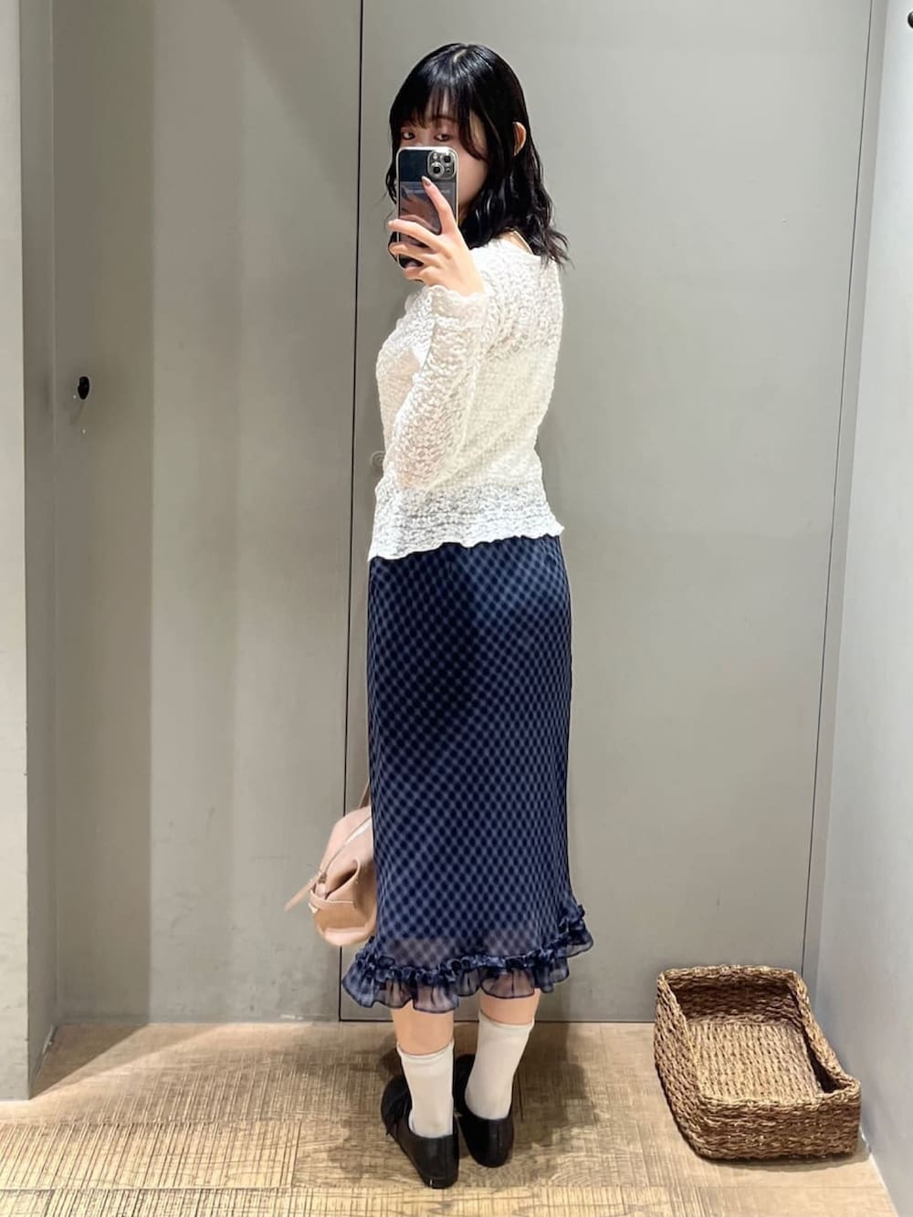 ピンク系のボストンバッグ、ホワイト系のTシャツ/カットソー、ブラック系のスカートを着用したレディースの秋コーディネートの3枚目の写真