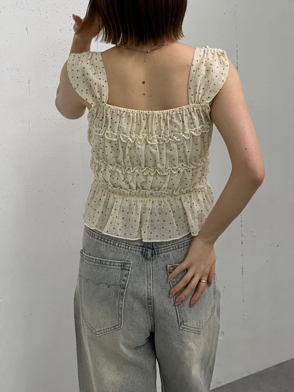 「夏コーデ、セットアップ、着回しコーデ、デニム、ダメージデニムパンツ、ドットワンピ、ウィッシュコア、カジュアルガーリー、甘めカジュアル、大人コーデ、ワンピーススタイル、夏服コーデ、アルシーヴ(archives)、アルシーヴ、archives」｜「archivesのドットシャーリングキャミ×ティアードスカート（ワンピース、ホワイト系）」を使った、archivesさん（骨格ウェーブ・レディース・157cm）の夏コーディネートの3枚目の写真