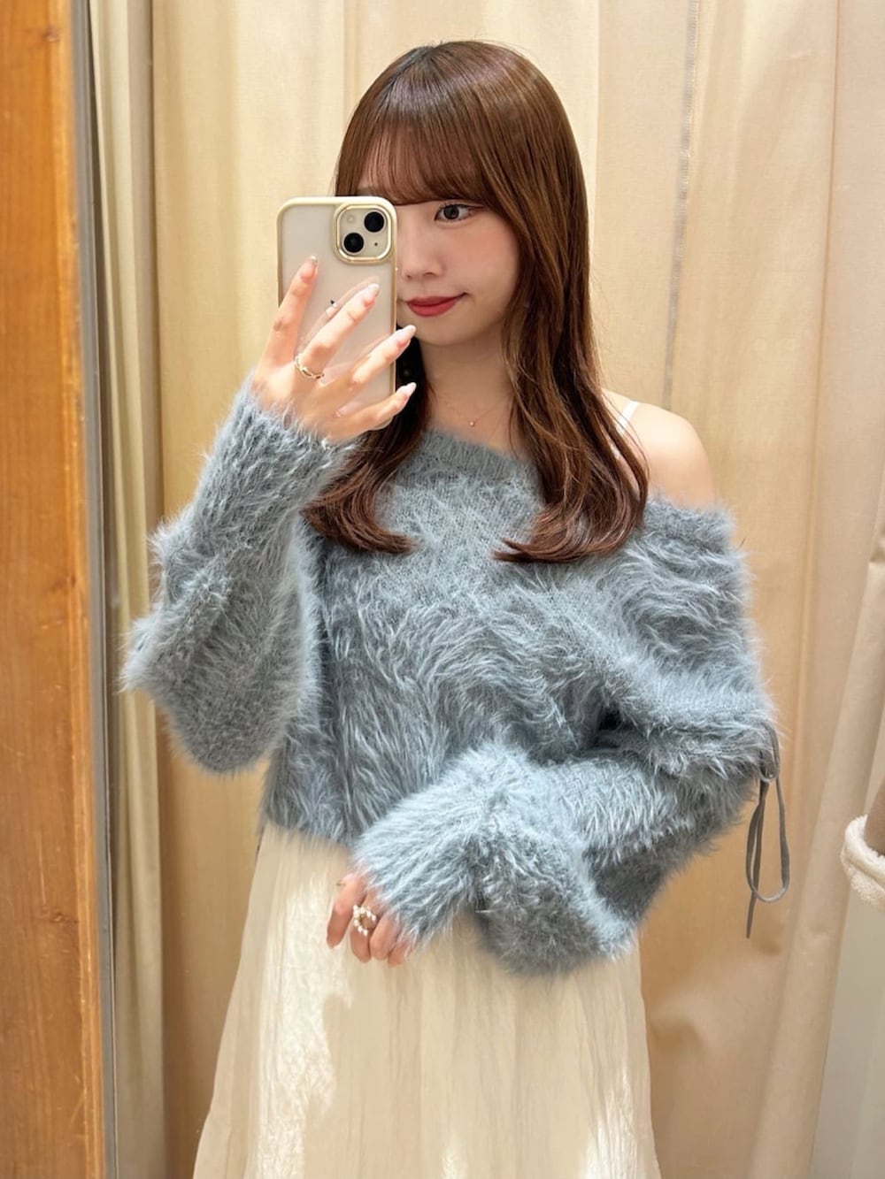 ブラック系のブーツ、ブルー系のワンピースを着用したレディースの冬コーディネートの2枚目の写真