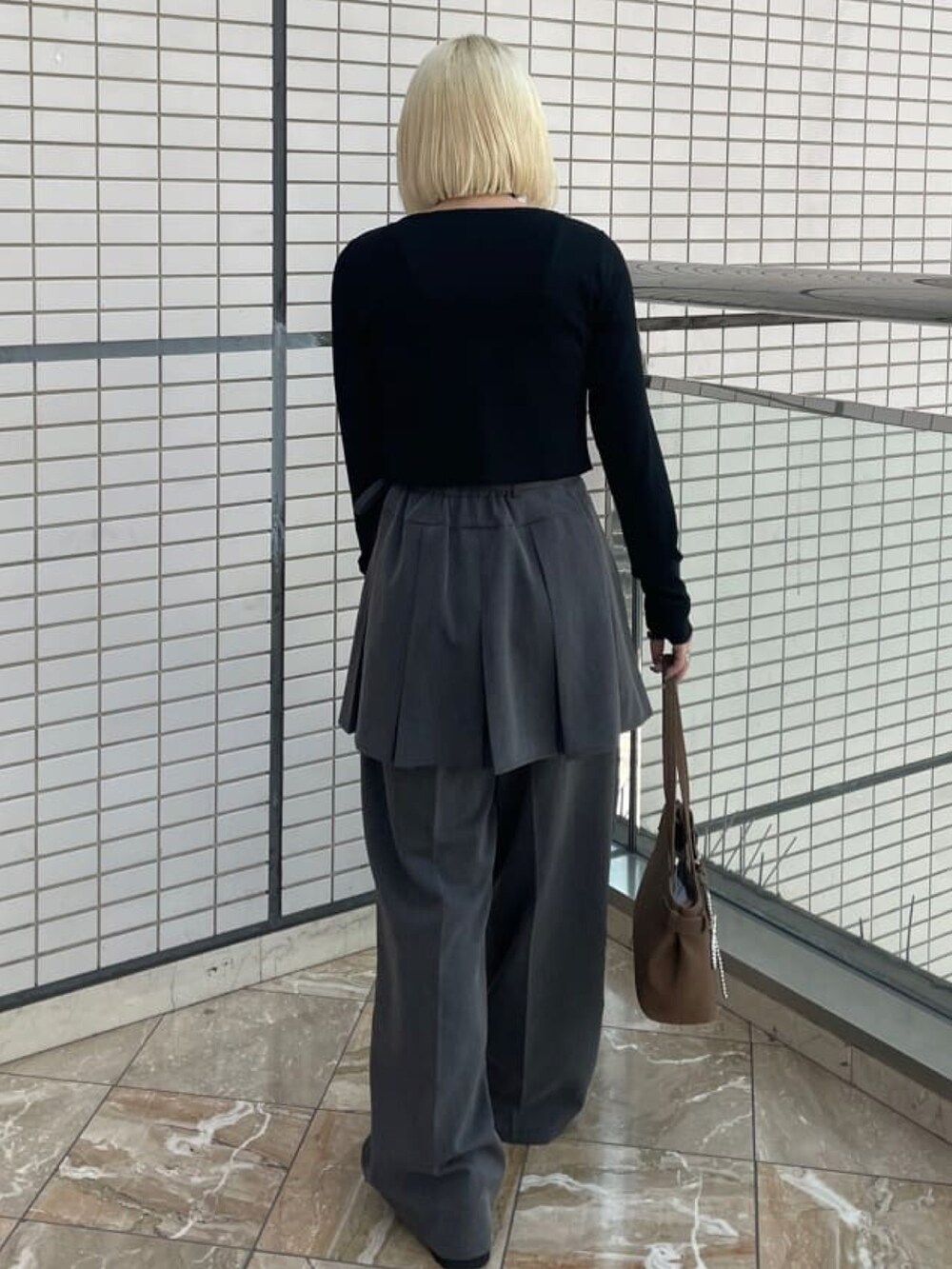 グレー系のその他パンツ、ブラウン系のショルダーバッグを着用したレディースの夏コーディネートの3枚目の写真