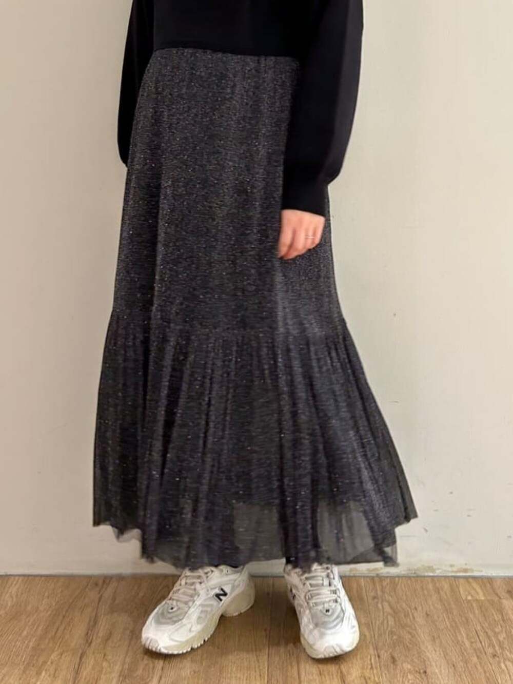 「オトナ女子、オトナカジュアル、休日スタイル、ロングスカート、ラメスカート、ロゴニット、ニット、スニーカーコーデ、きれいめカジュアル、オールブラック、アルシーヴ(archives)、archivesスカート、マイベストコーデ2024」｜「archivesのロゴＪＱショートニット（ニット/セーター、ブラック系）」を使った、archivesさん（レディース・160cm）の冬コーディネートの3枚目の写真