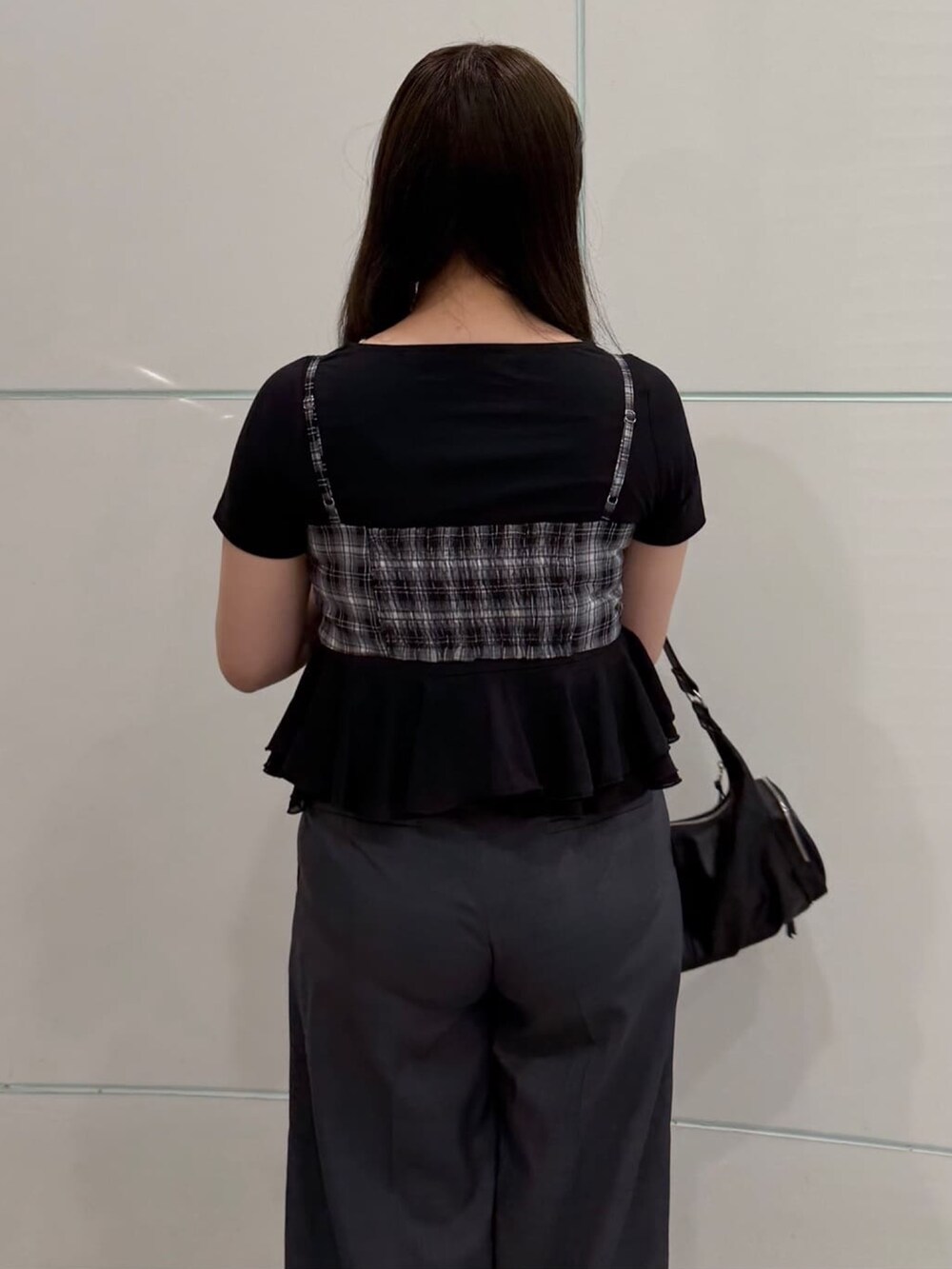ブラック系のTシャツ/カットソー、グレー系のスラックスを着用したレディースの夏コーディネートの3枚目の写真