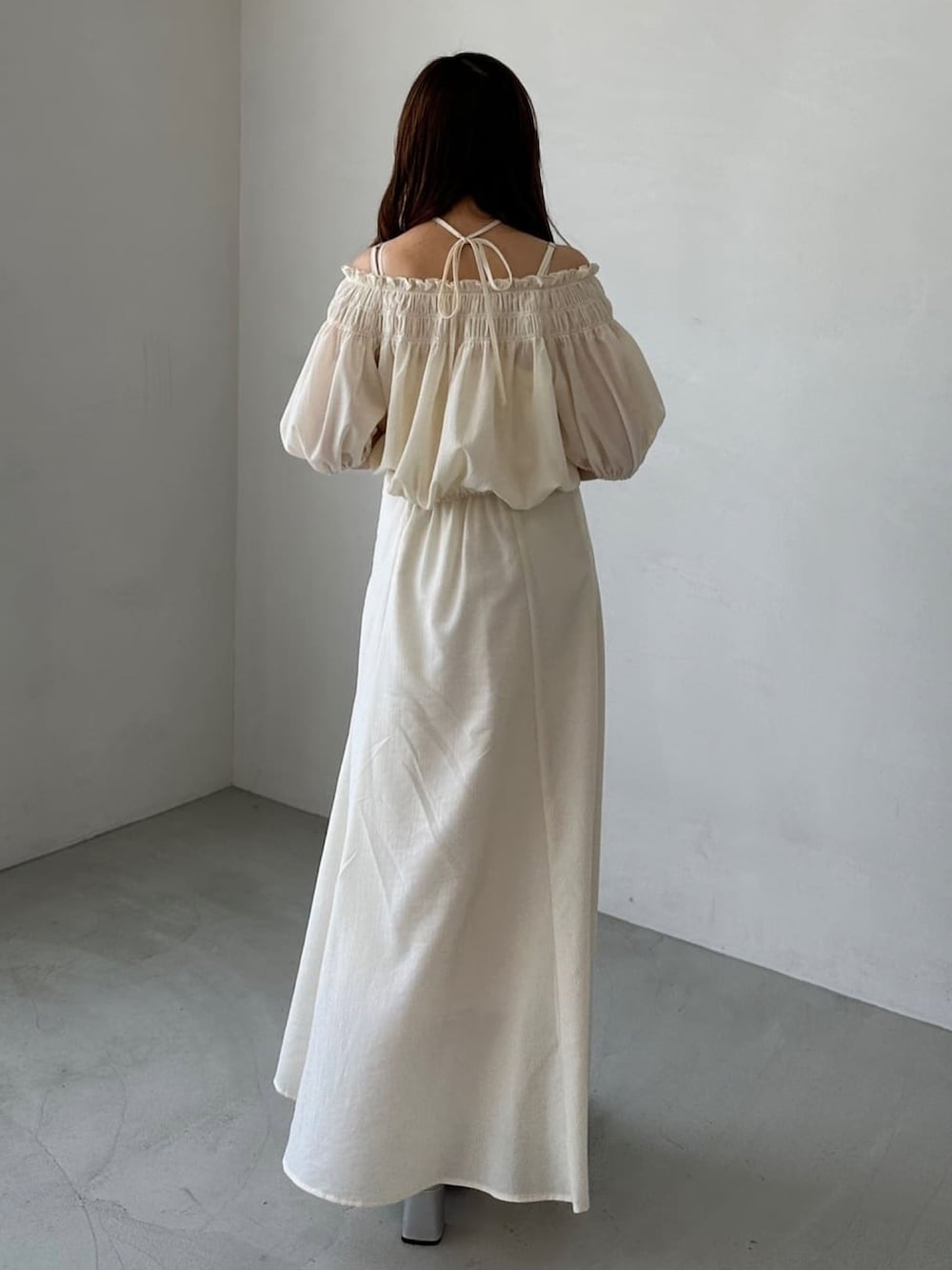 「アルシーヴ(archives)、アルシーヴ、archives、ワンピース、低身長、低身長コーデ、キャミワンピ、セットアイテム、夏コーデ、夏ルックで気分アップ」｜「archivesのマルチｗａｙオフショルブラウス×キャミワンピースＳＥＴ（ワンピース、ホワイト系）」を使った、archivesさん（骨格ナチュラル・レディース・148cm）の夏コーディネートの3枚目の写真