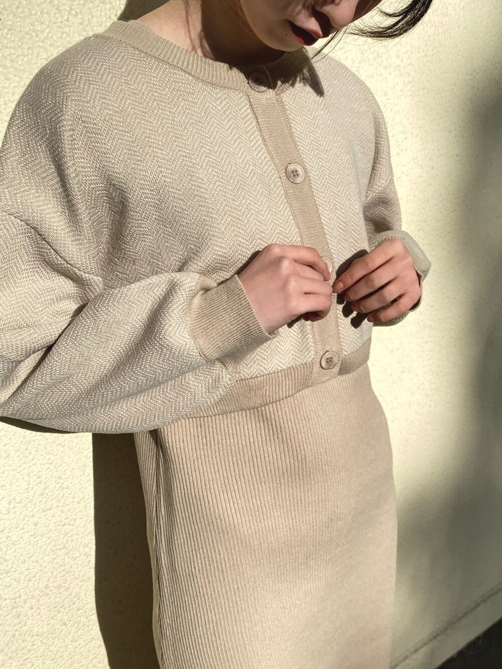 ベージュ系のワンピース、ホワイト系のブーツを着用したレディースの冬コーディネートの2枚目の写真