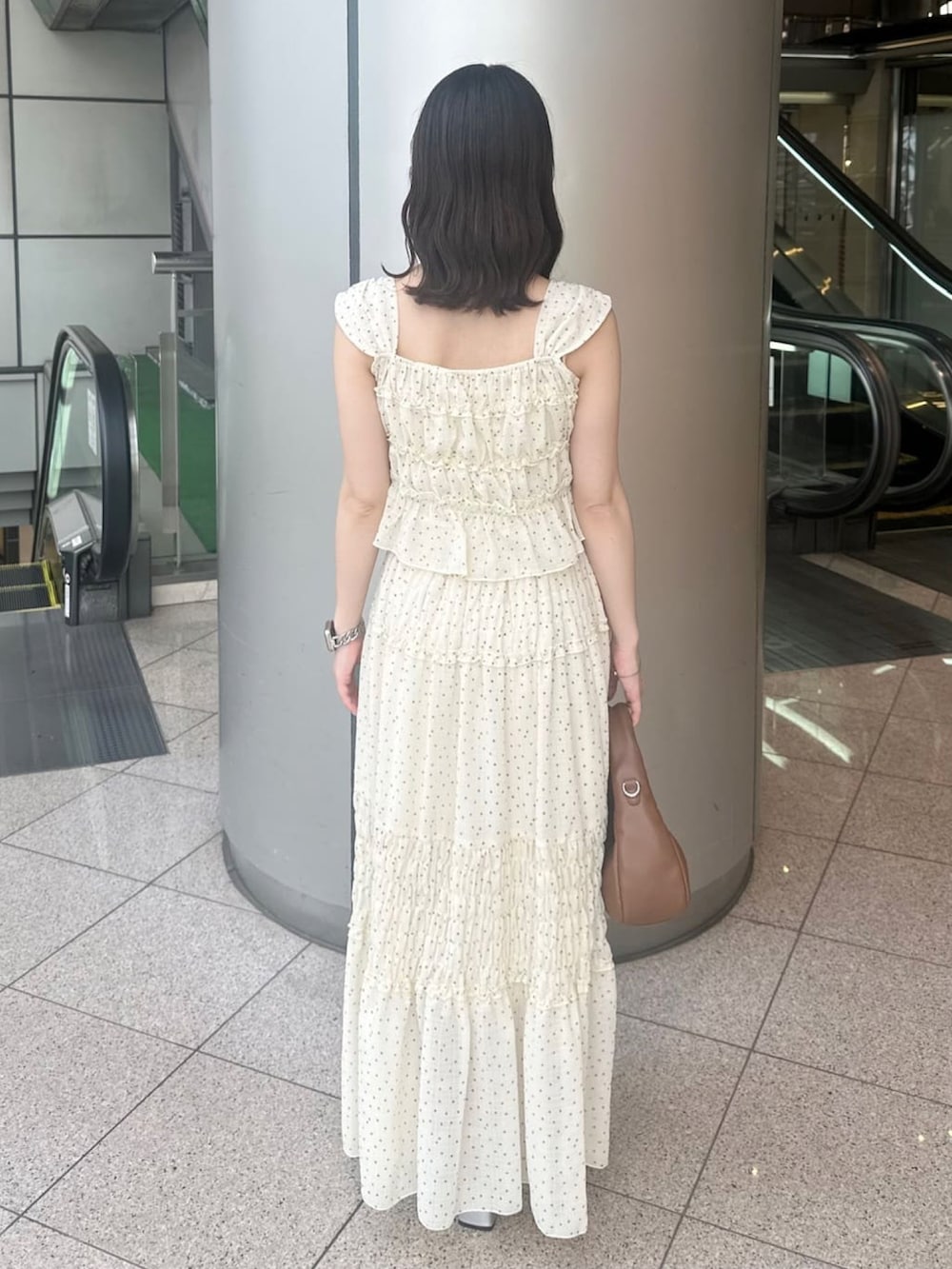「夏コーデ、韓国ファッション、ウィッシュコア、韓国コーデ、ドットワンピ、出勤コーデ、ウェーブ、柄ワンピース、セットアップ、着回しコーデ、大人ガーリー、低身長コーデ、アルシーヴ(archives)、アルシーヴ、archives」｜「archivesのドットシャーリングキャミ×ティアードスカート（ワンピース、ホワイト系）」を使った、archivesさん（骨格ウェーブ・レディース・150cm）の夏コーディネートの3枚目の写真