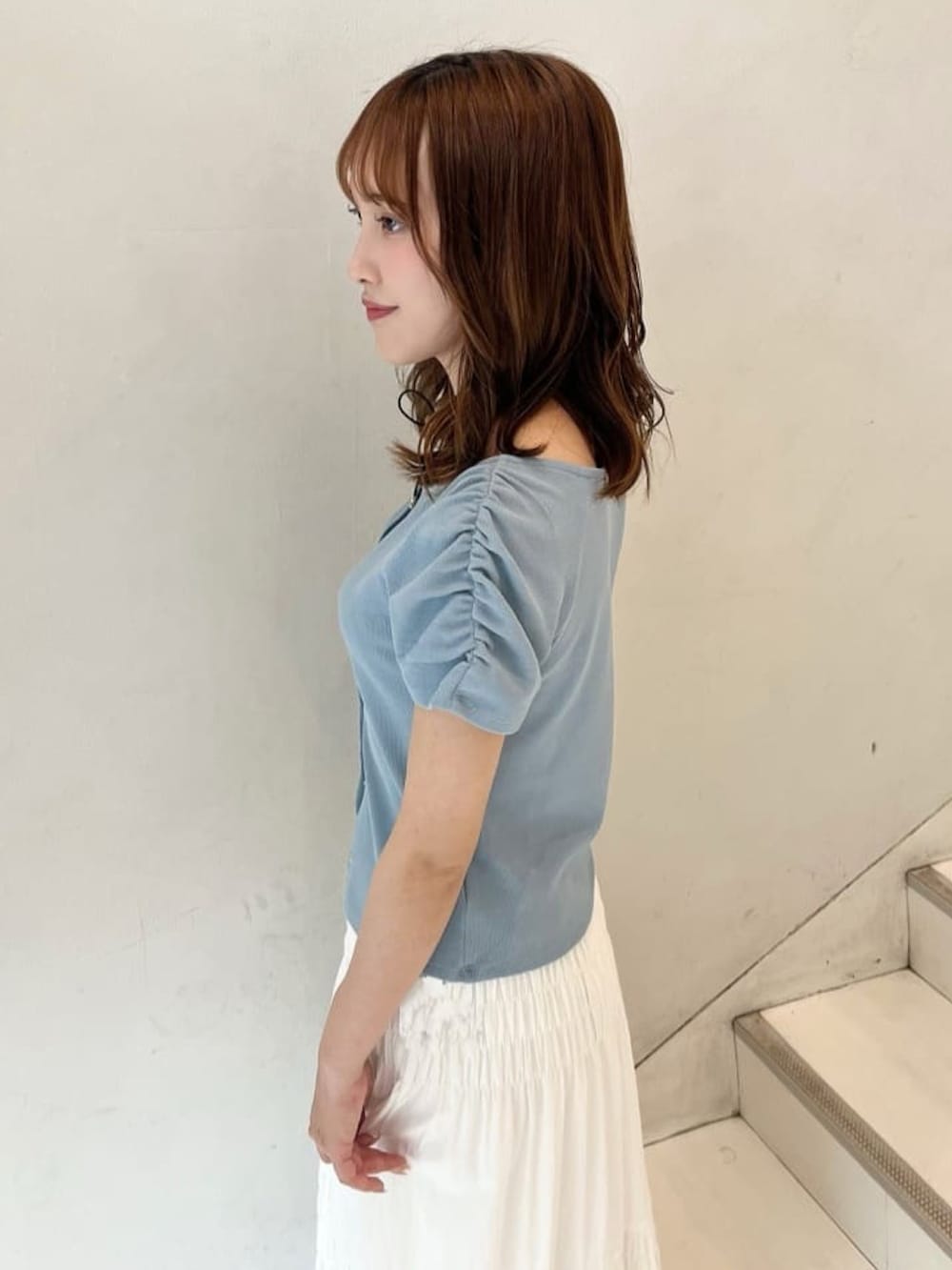 ブルー系のTシャツ/カットソー、ホワイト系のスカートを着用したレディースの夏コーディネートの3枚目の写真