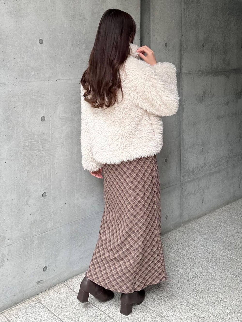 ホワイト系のブルゾン、ブラウン系のワンピースを着用したレディースの秋コーディネートの2枚目の写真