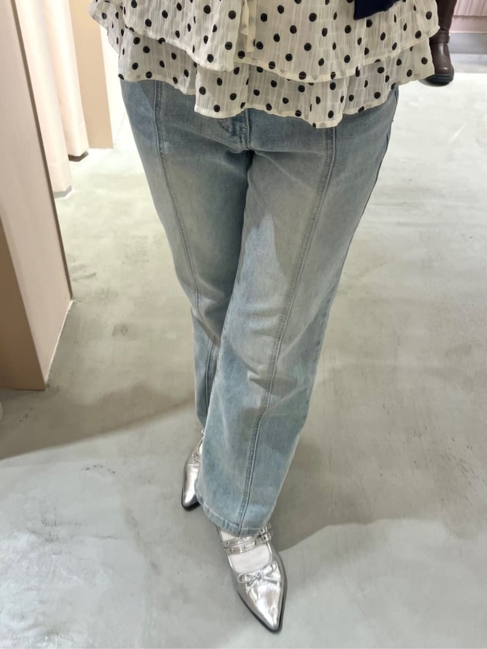 ホワイト系のシャツ/ブラウス、ブルー系のカーディガン/ボレロ、ブルー系のデニムパンツを着用したレディースの夏コーディネートの6枚目の写真