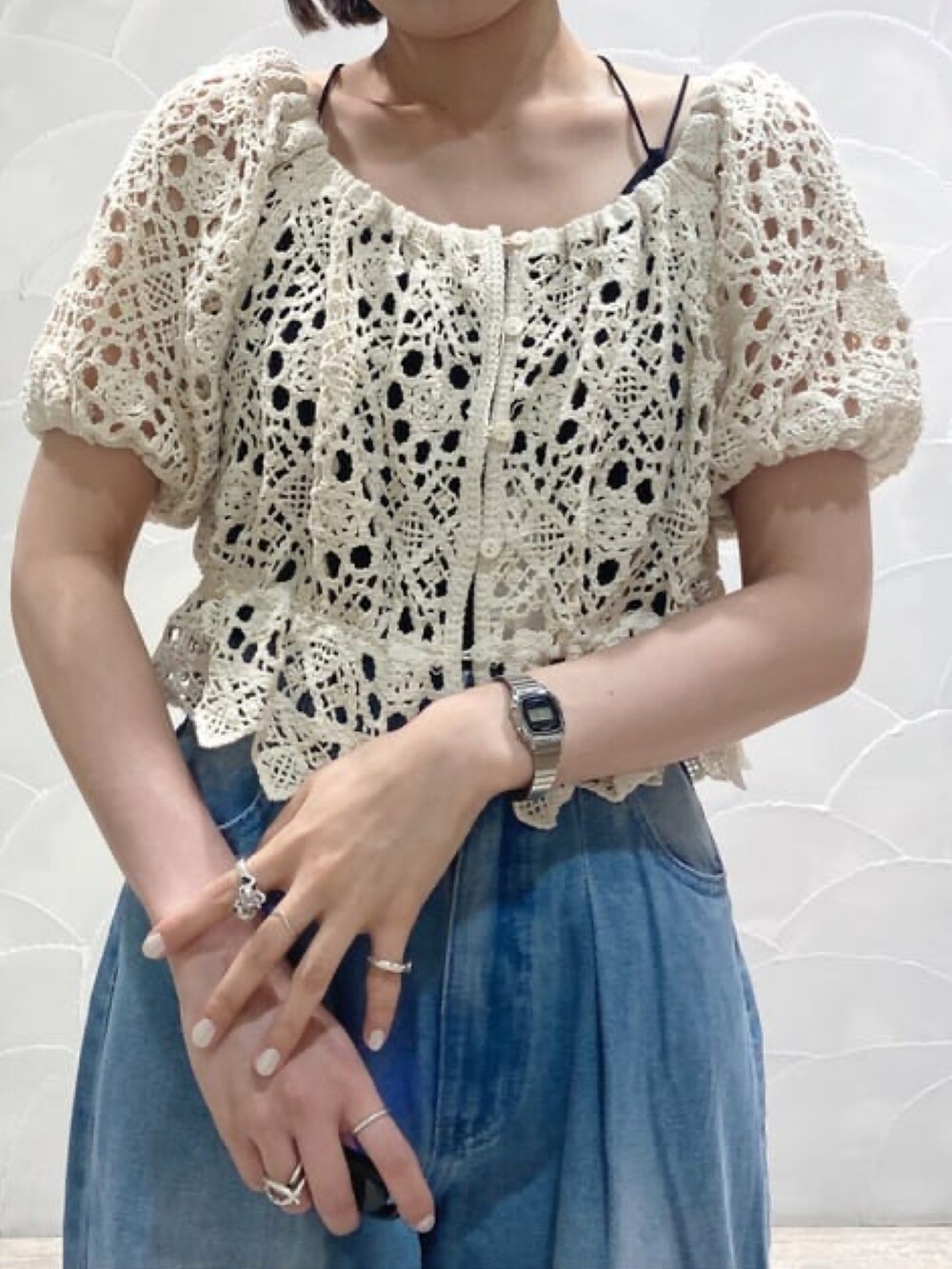 ホワイト系のシャツ/ブラウス、ブルー系のデニムパンツを着用したレディースの夏コーディネートの4枚目の写真