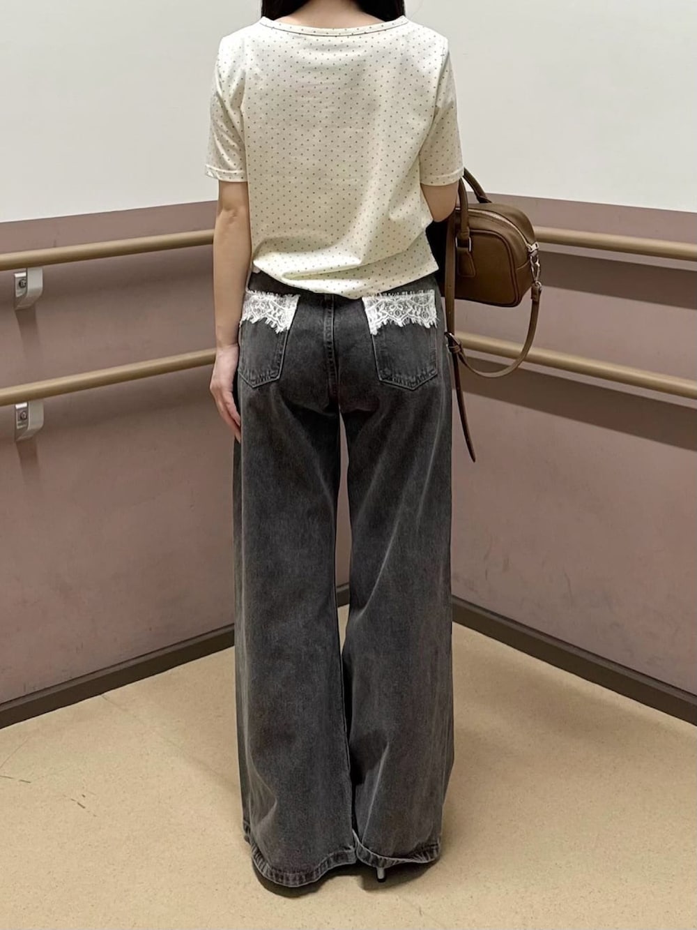 グレー系のデニムパンツ、グレー系のパンプス、ホワイト系のTシャツ/カットソーを着用したレディースの春コーディネートの3枚目の写真
