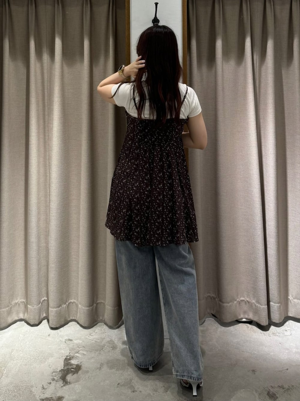 「アルシーヴ(archives)、アルシーヴ、archives、archivesワンピース、キャミワンピ、花柄、花柄ワンピース、小花柄、小花柄ワンピース、ミニキャミワンピ、レイヤードスタイル、レイヤード、レイヤードコーデ、カジュアル、デニム」｜「archivesの花柄ミニキャミワンピース（ワンピース、ブラウン系）」を使った、archivesさん（骨格ウェーブ・レディース・158cm）の夏コーディネートの2枚目の写真