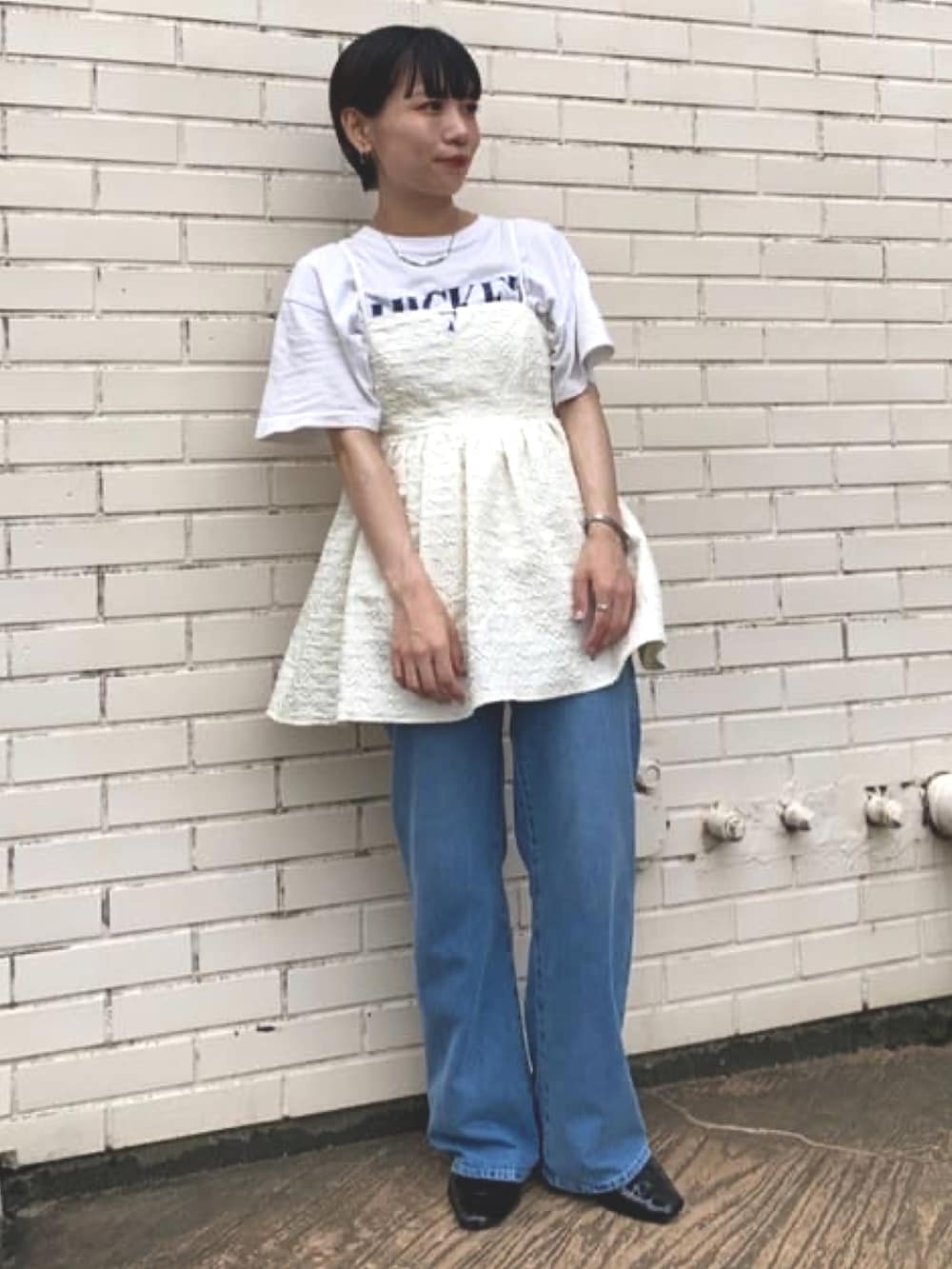 ホワイト系のシャツ/ブラウス、ブルー系のデニムパンツを着用したレディースの夏コーディネートの2枚目の写真