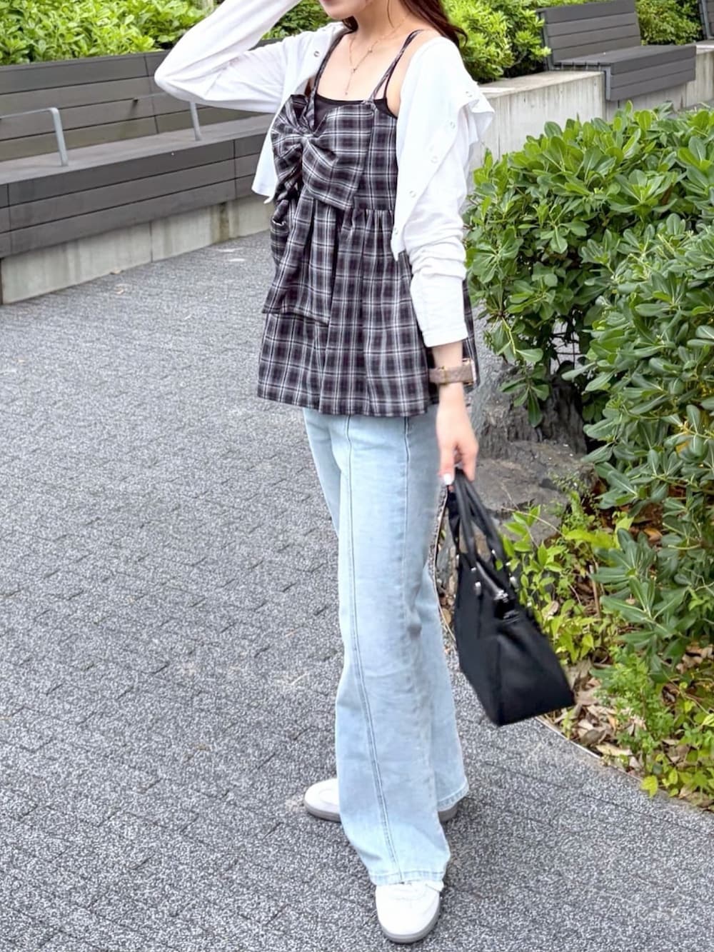 ブルー系のシャツ/ブラウス、ブルー系のデニムパンツ、ホワイト系のTシャツ/カットソーを着用したレディースの夏コーディネートの3枚目の写真