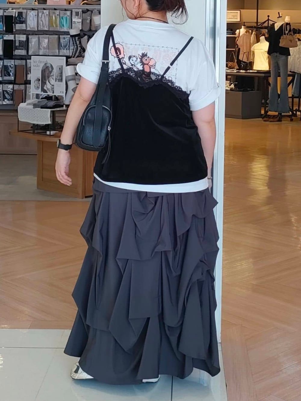 ホワイト系のTシャツ/カットソー、ブラック系のショルダーバッグ、ブラック系のTシャツ/カットソーを着用したレディースの夏コーディネートの3枚目の写真
