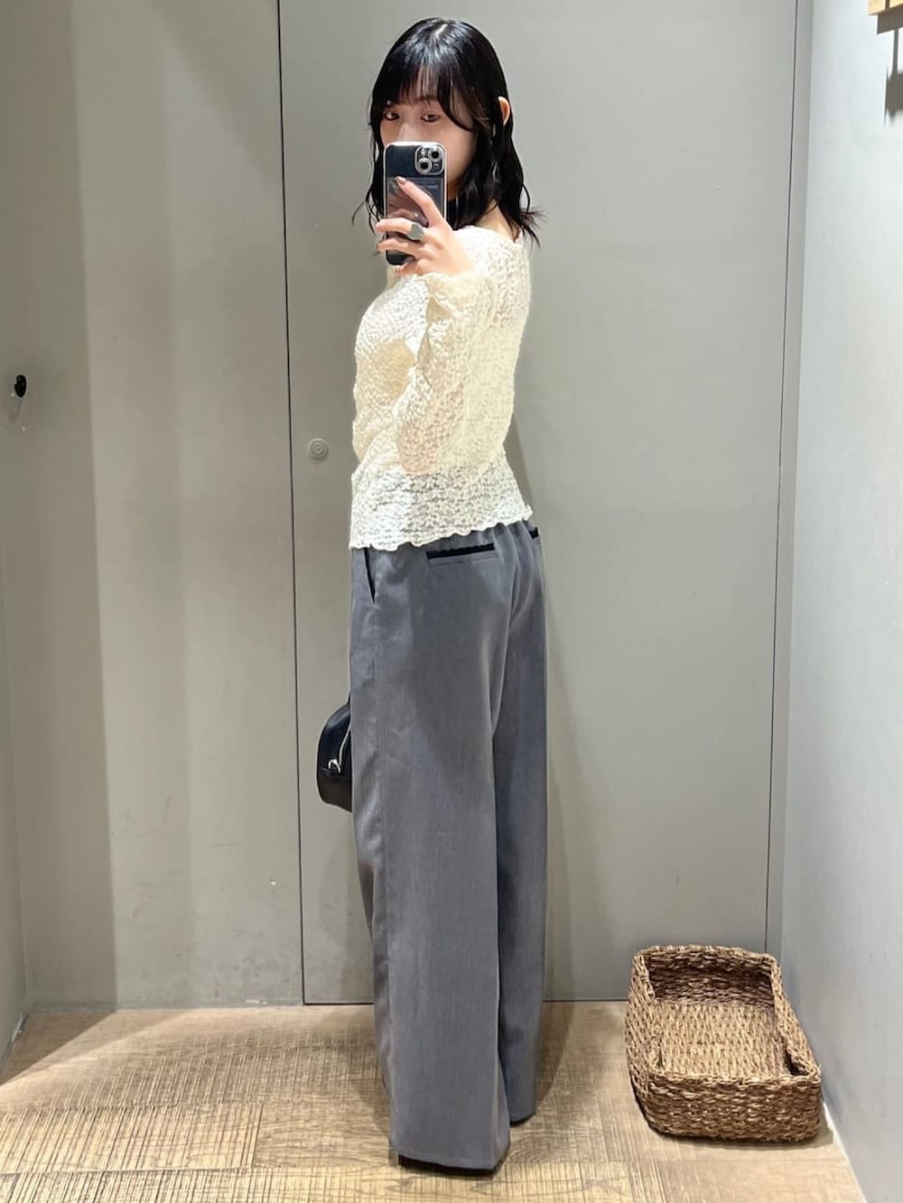 ホワイト系のTシャツ/カットソー、ブラック系のボストンバッグ、グレー系のスラックスを着用したレディースの秋コーディネートの3枚目の写真