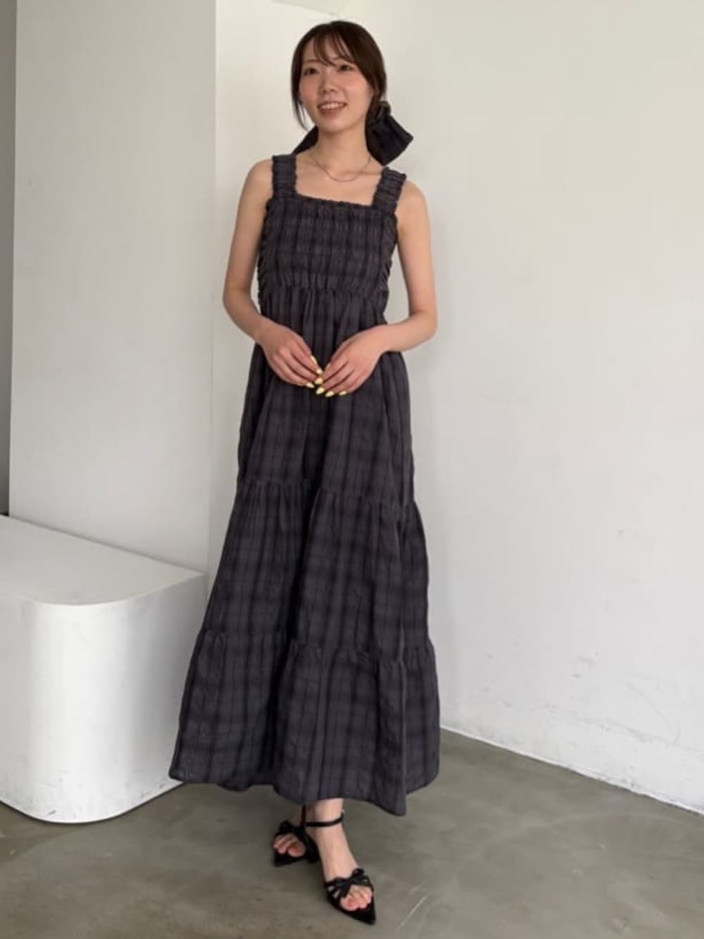 「アルシーヴ、アルシーヴ(archives)、archives、チェック、ワンピース、シュシュ、韓国ファッション、大人ガーリー、ガーリーコーデ、フェミニン」｜「archivesのシュシュ付チェックシャーリングワンピース（ワンピース、グレー系）」を使った、archivesさん（骨格ウェーブ・レディース・156cm）の夏コーディネートの2枚目の写真