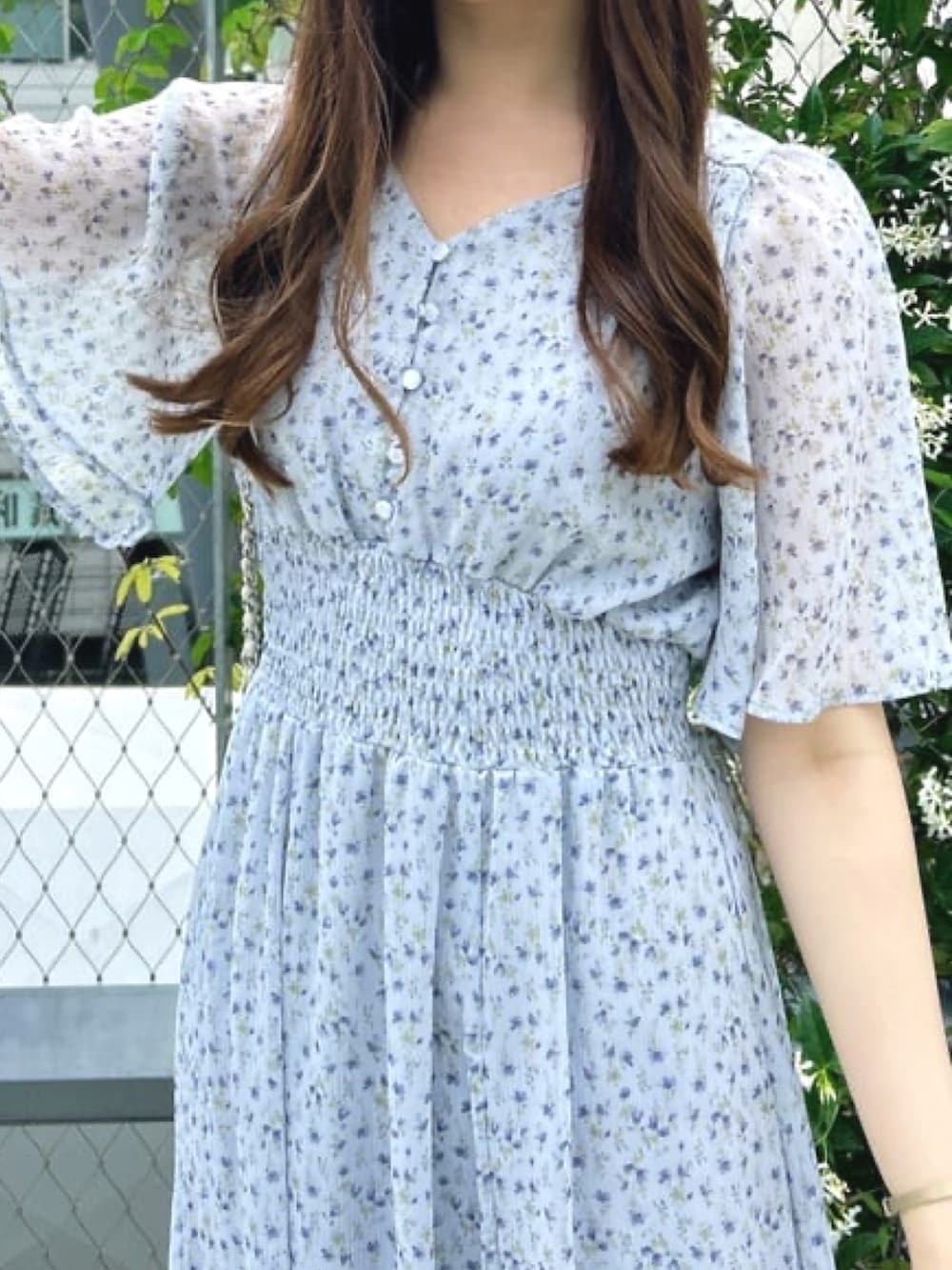 「シンプルスタイル、休日コーデ、夏服、サンダル、春夏コーデ、お出かけコーデ、きれいめコーディネート、ガーリー、デニムパンツ、むぎわら帽子、ワンピース、花柄、花柄ワンピース、デート、アルシーヴ(archives)」｜「archivesの手編みペーパーハット（ハット、ホワイト系）」を使った、archivesさん（レディース・160cm）の春コーディネートの2枚目の写真
