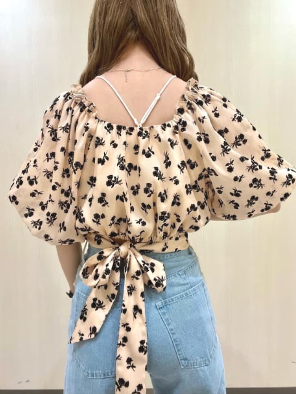 オレンジ系のシャツ/ブラウス、ブルー系のデニムパンツを着用したレディースの春コーディネートの3枚目の写真