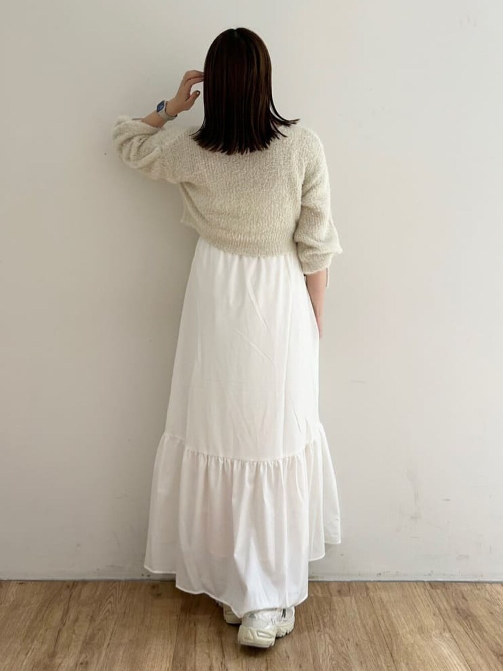 ホワイト系のワンピースを着用したレディースの冬コーディネートの3枚目の写真