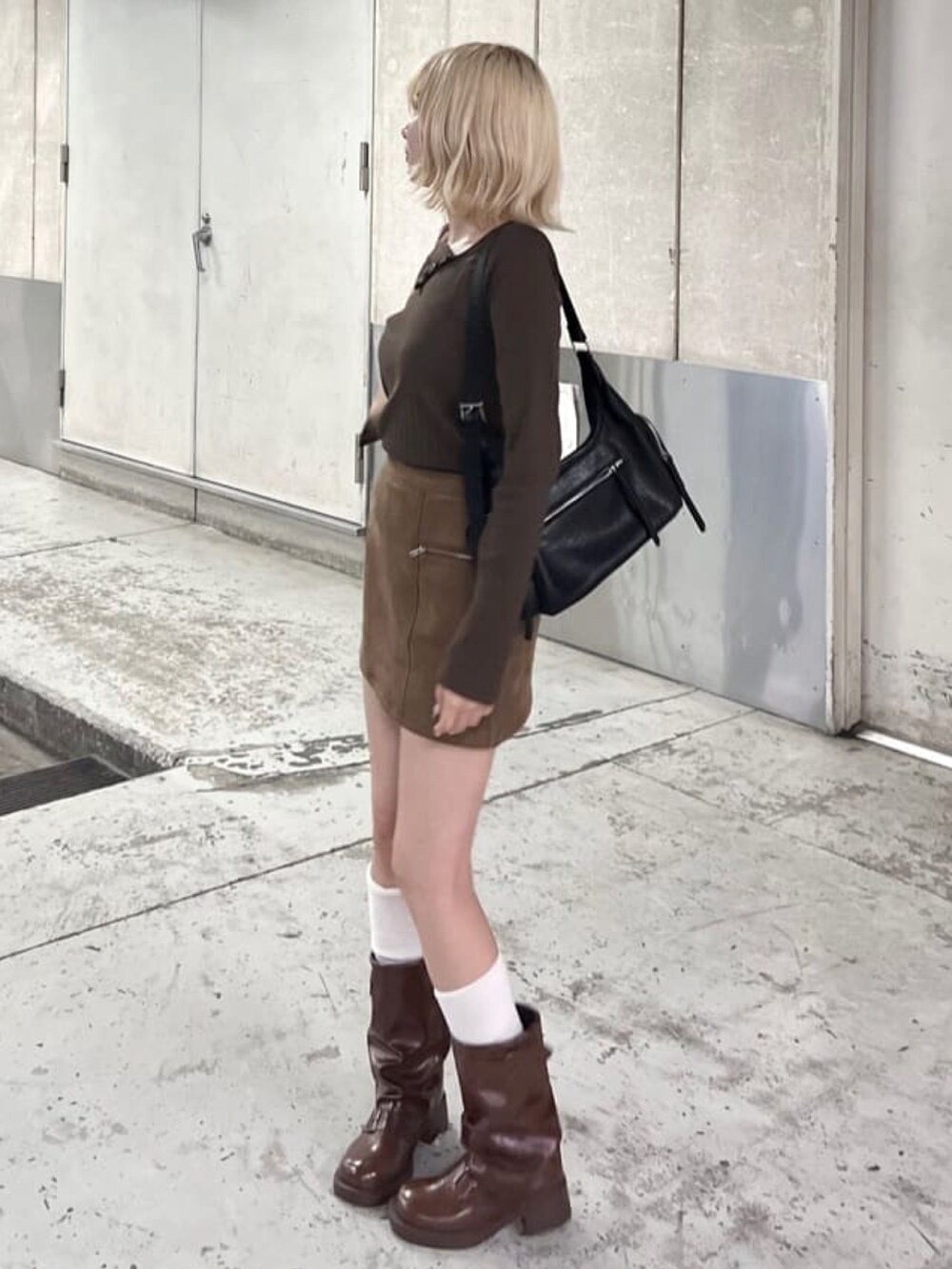 ブラウン系のTシャツ/カットソー、ブラウン系のスカートを着用したレディースの秋コーディネートの2枚目の写真