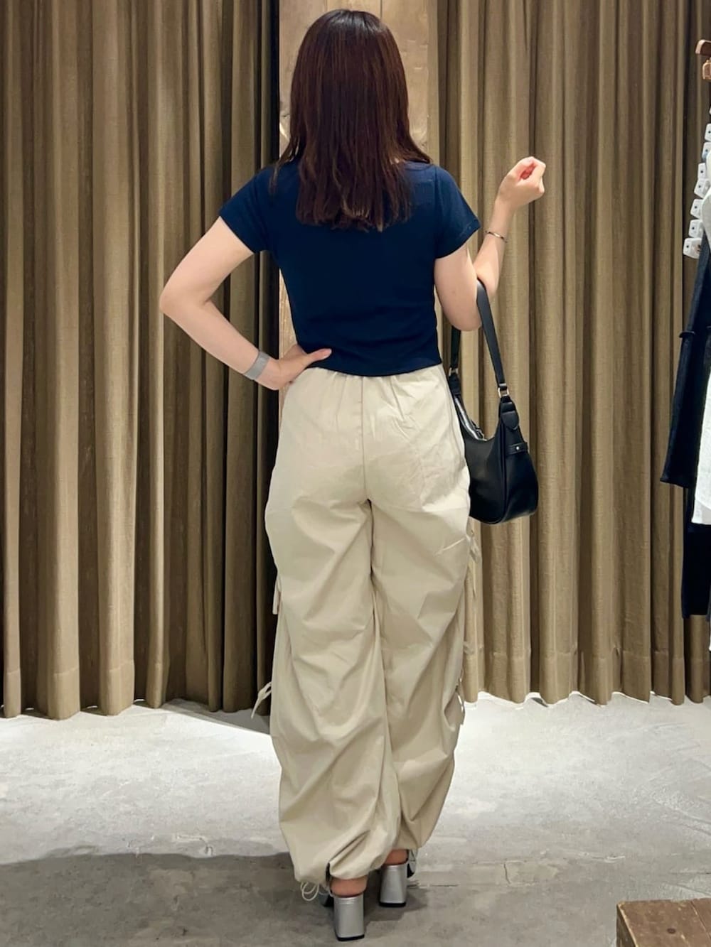 「夏ルックで気分アップ、カーゴパンツ、アルシーヴ(archives)、アルシーヴ、archives、チェック、シアートップス、セットアイテム、ootd、オトナ女子、150cm台コーデ、韓国ファッション」｜「archivesのＦリボンカットカーディガン×チェックキャミＳＥＴ（アンサンブル、ブルー系）」を使った、archivesさん（骨格ウェーブ・レディース・158cm）の夏コーディネートの3枚目の写真