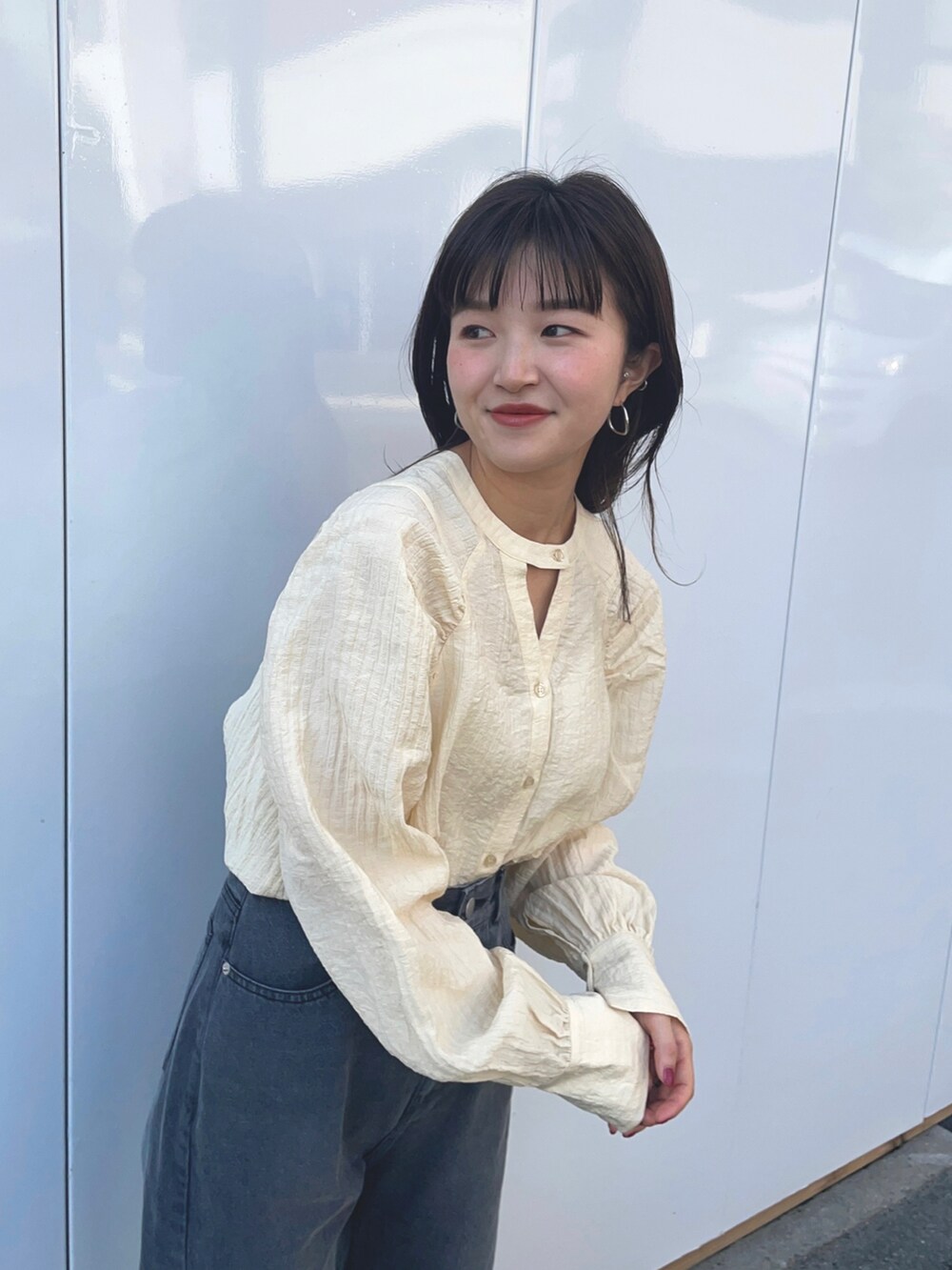 ブラック系のデニムパンツ、ホワイト系のシャツ/ブラウス、ブラック系のサンダルを着用したレディースの冬コーディネートの2枚目の写真