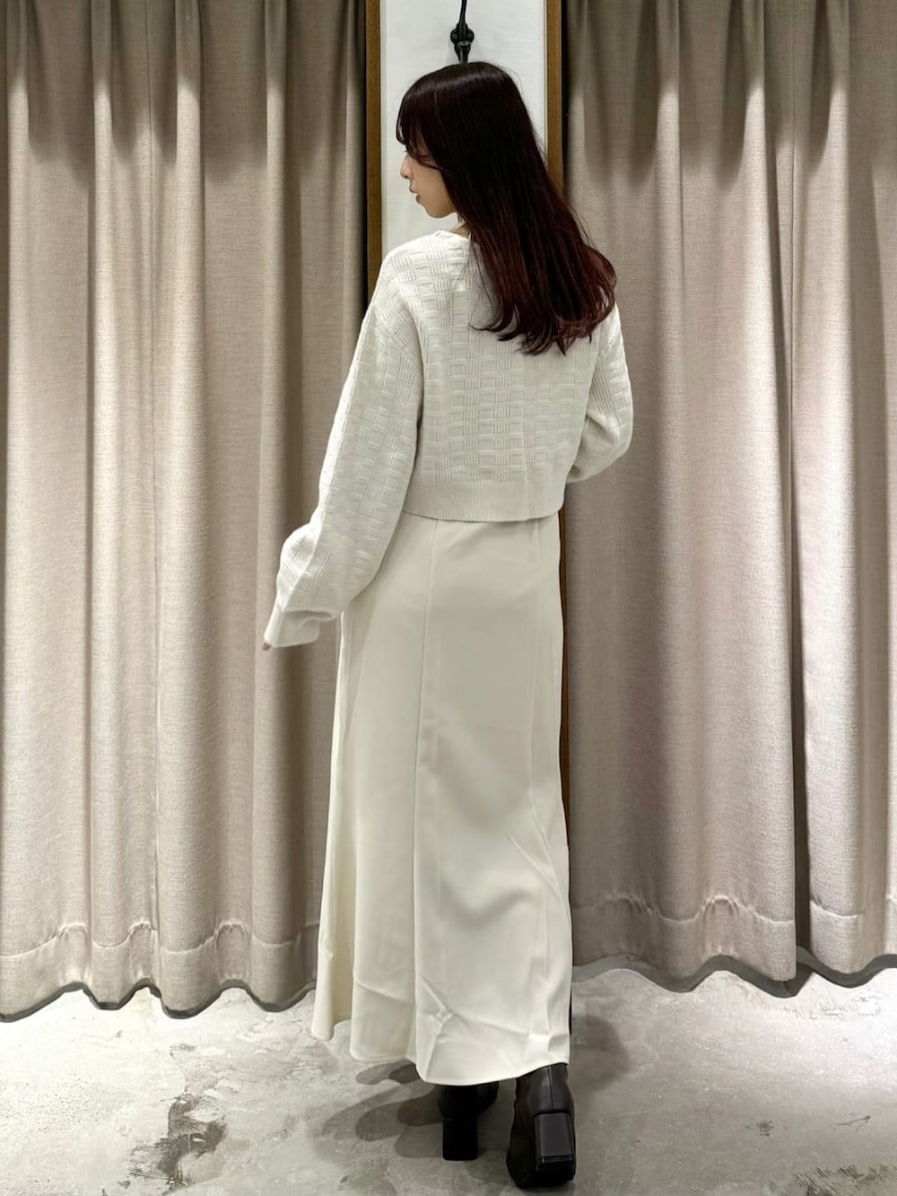 ホワイト系のワンピースを着用したレディースの秋コーディネートの3枚目の写真