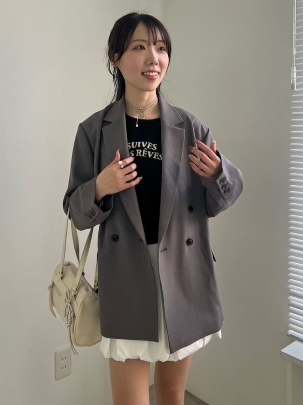 「ミニスカート、春先取り、おでかけコーデ、大人コーデ、低身長女子、休日スタイル、ジャケットコーデ、テーラードジャケット、バルーンスカート、スクエアバッグ、韓国ファッション、アルシーヴ(archives)、archivesスカート」｜「archivesの【25ss/セットアップ対応】ダブルブレストテーラードジャケット（テーラードジャケット、グレー系）」を使った、archivesさん（レディース・156cm）の冬コーディネートの3枚目の写真