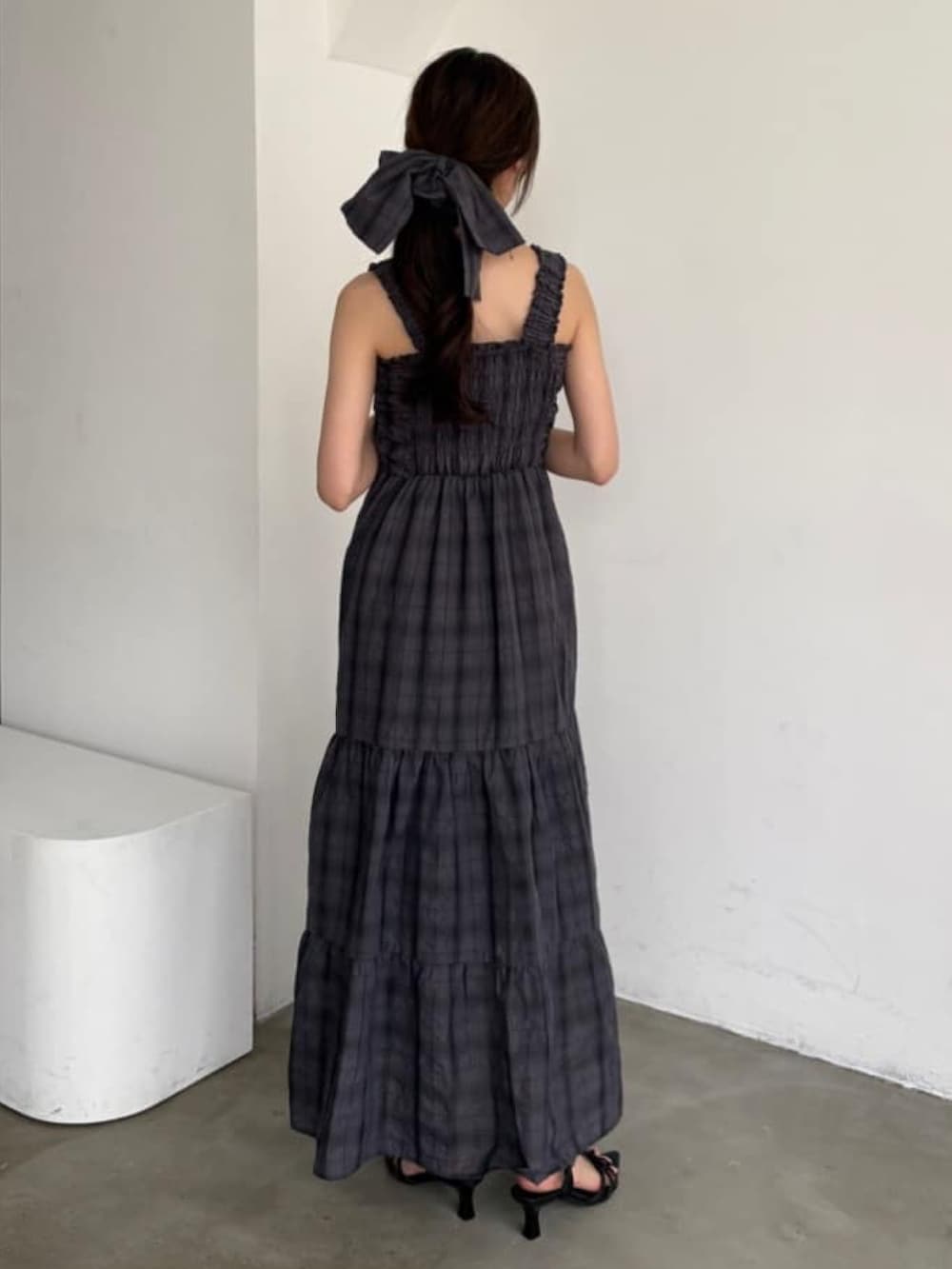 「アルシーヴ、アルシーヴ(archives)、archives、チェック、ワンピース、シュシュ、韓国ファッション、大人ガーリー、ガーリーコーデ、フェミニン」｜「archivesのシュシュ付チェックシャーリングワンピース（ワンピース、グレー系）」を使った、archivesさん（骨格ウェーブ・レディース・156cm）の夏コーディネートの3枚目の写真