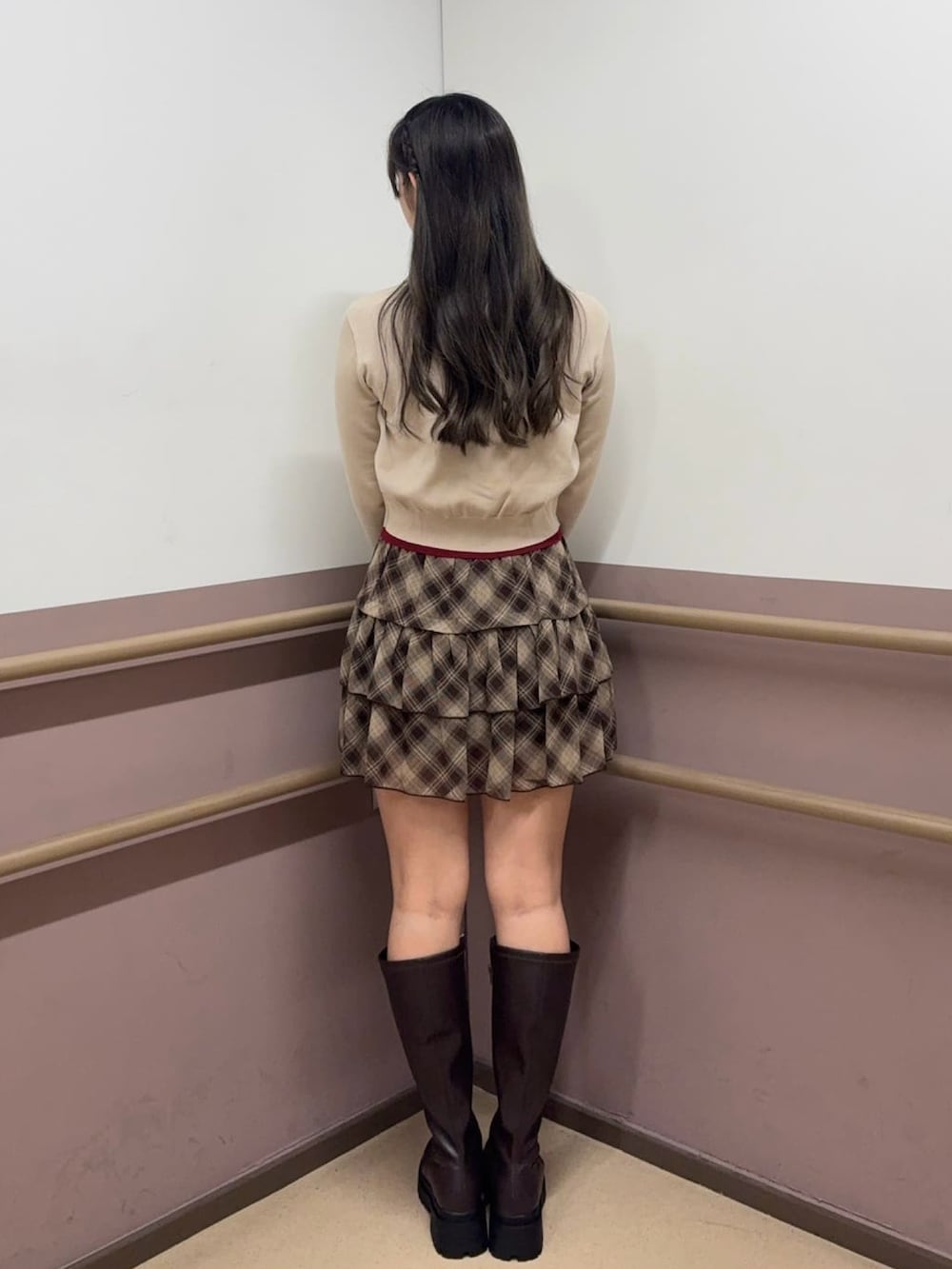 ホワイト系のカーディガン/ボレロ、ブラウン系のスカート、ブラウン系のブーツを着用したレディースの秋コーディネートの3枚目の写真