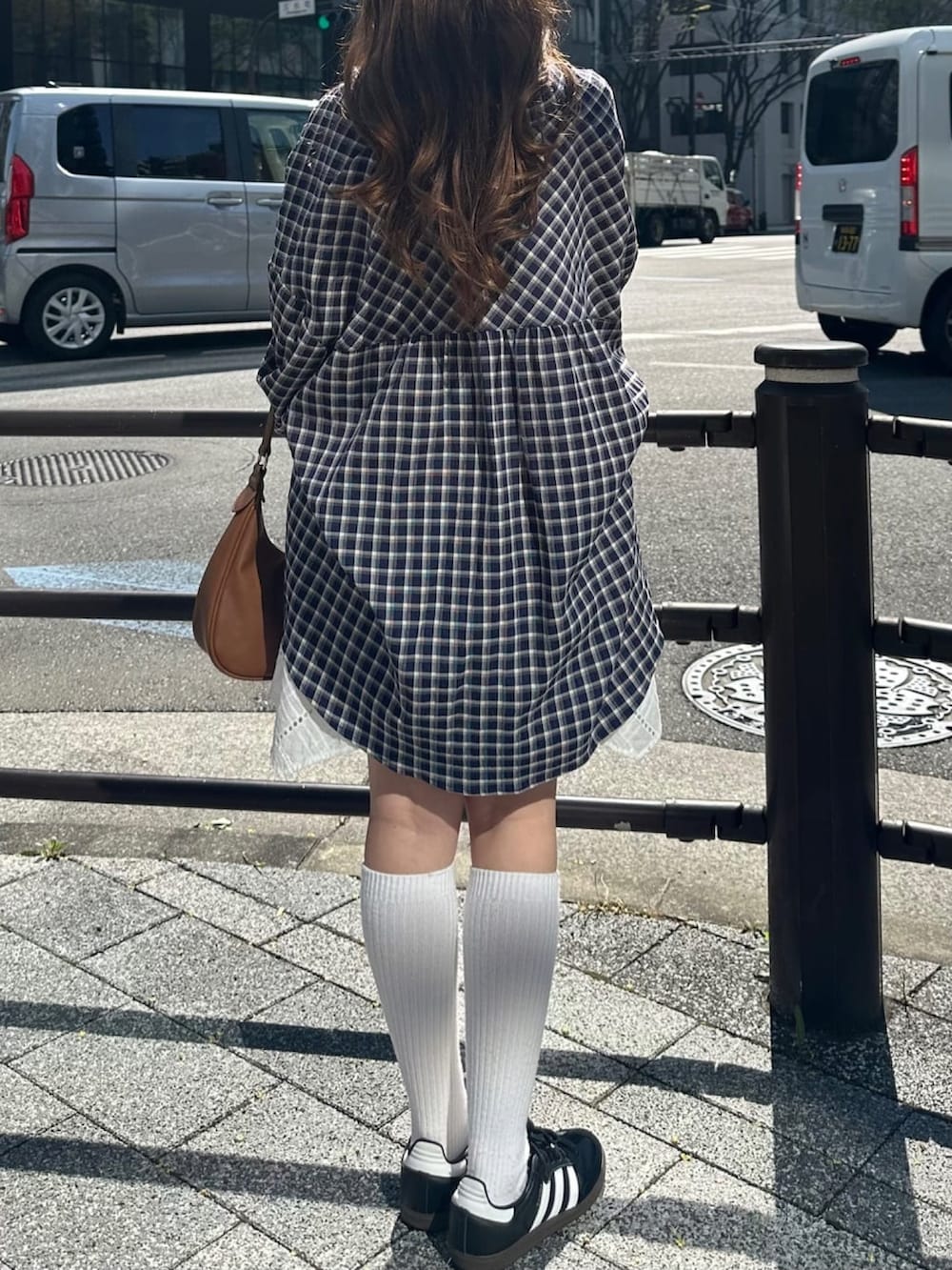 「アルシーヴ(archives)、アルシーヴ、archives、キャミワンピ、ミニキャミワンピ、コットンレース、韓国っぽ、チェックシャツ、シャツコーデ、春コーデ、2025ss、トレンド」｜「archivesのコットンレースキャミワンピース（ワンピース、ホワイト系）」を使った、archivesさん（骨格ナチュラル・レディース・148cm）の春コーディネートの3枚目の写真
