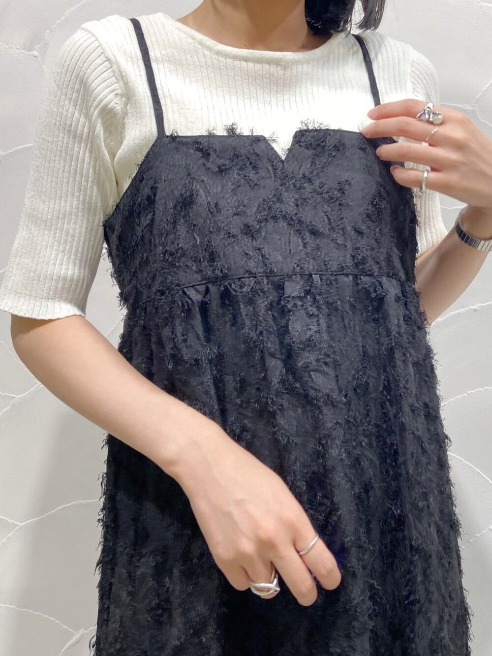 ブラック系のワンピース、ベージュ系のブーツを着用したレディースの夏コーディネートの2枚目の写真