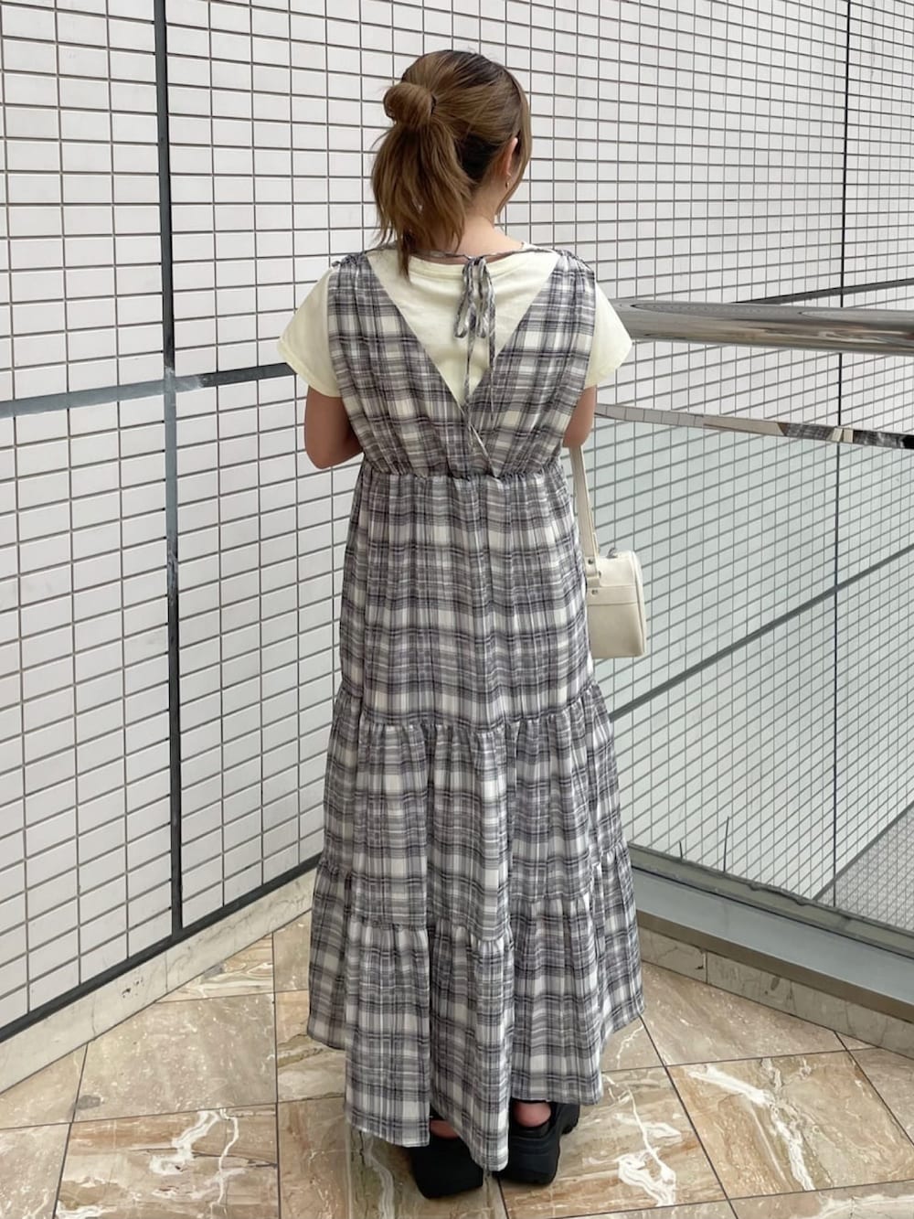 「アルシーヴ(archives)、アルシーヴ、archives、archivesワンピース、ワンピース、レイヤードスタイル、ノースリーブワンピース、夏コーデ、夏ワンピース、チェック、チェック柄、152cm」｜「archivesの’アソート２ｗａｙカシュクールノースリワンピース’（ワンピース、グレー系）」を使った、archivesさん（骨格ストレート・レディース・152cm）の春コーディネートの2枚目の写真