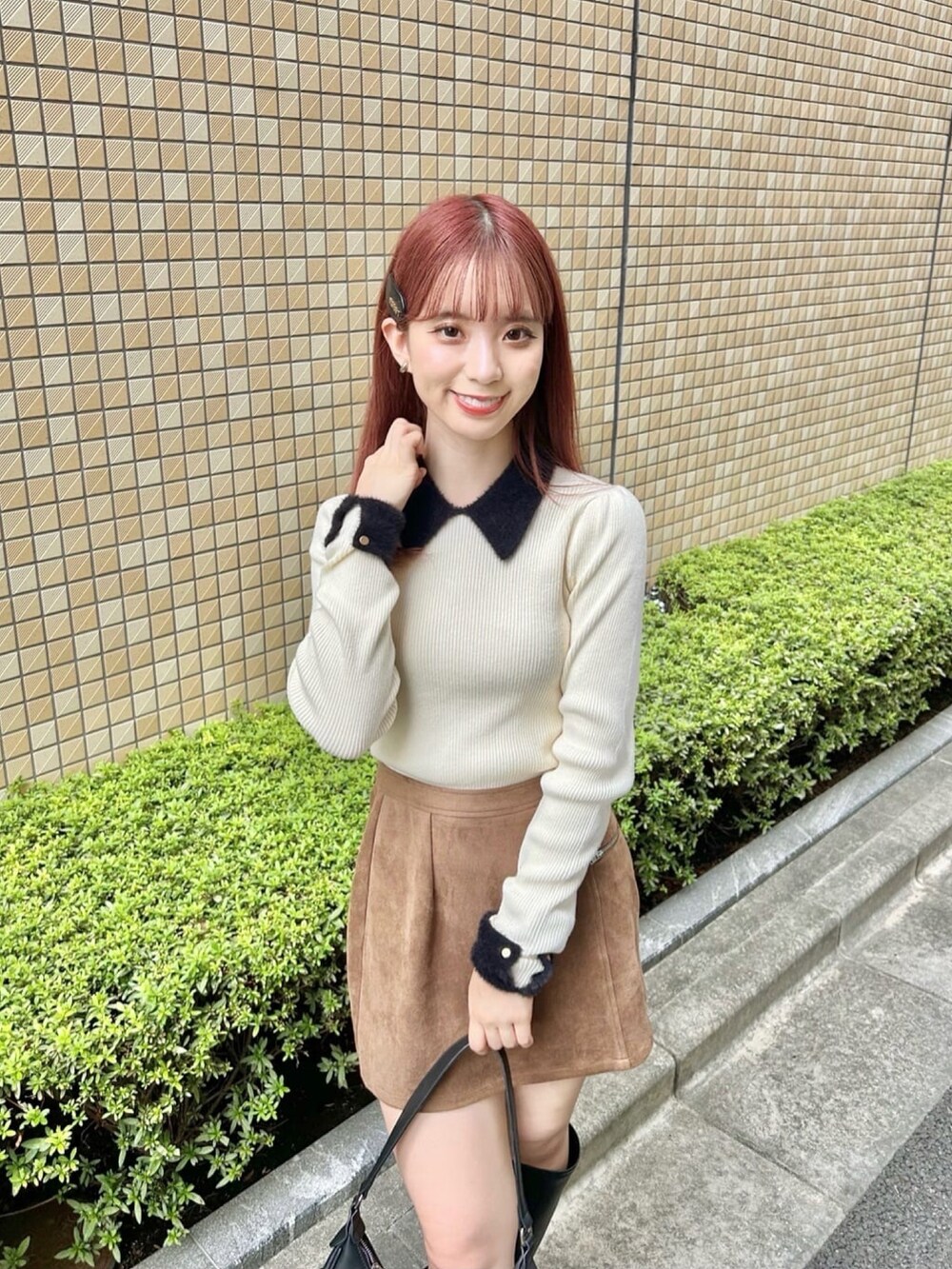 ホワイト系のニット/セーター、イエロー系のスカートを着用したレディースの秋コーディネートの3枚目の写真