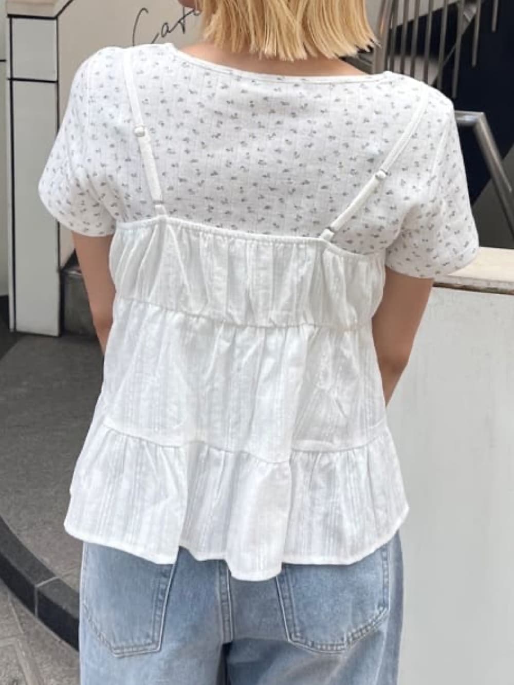ブルー系のデニムパンツ、ホワイト系のアンサンブルを着用したレディースの夏コーディネートの3枚目の写真