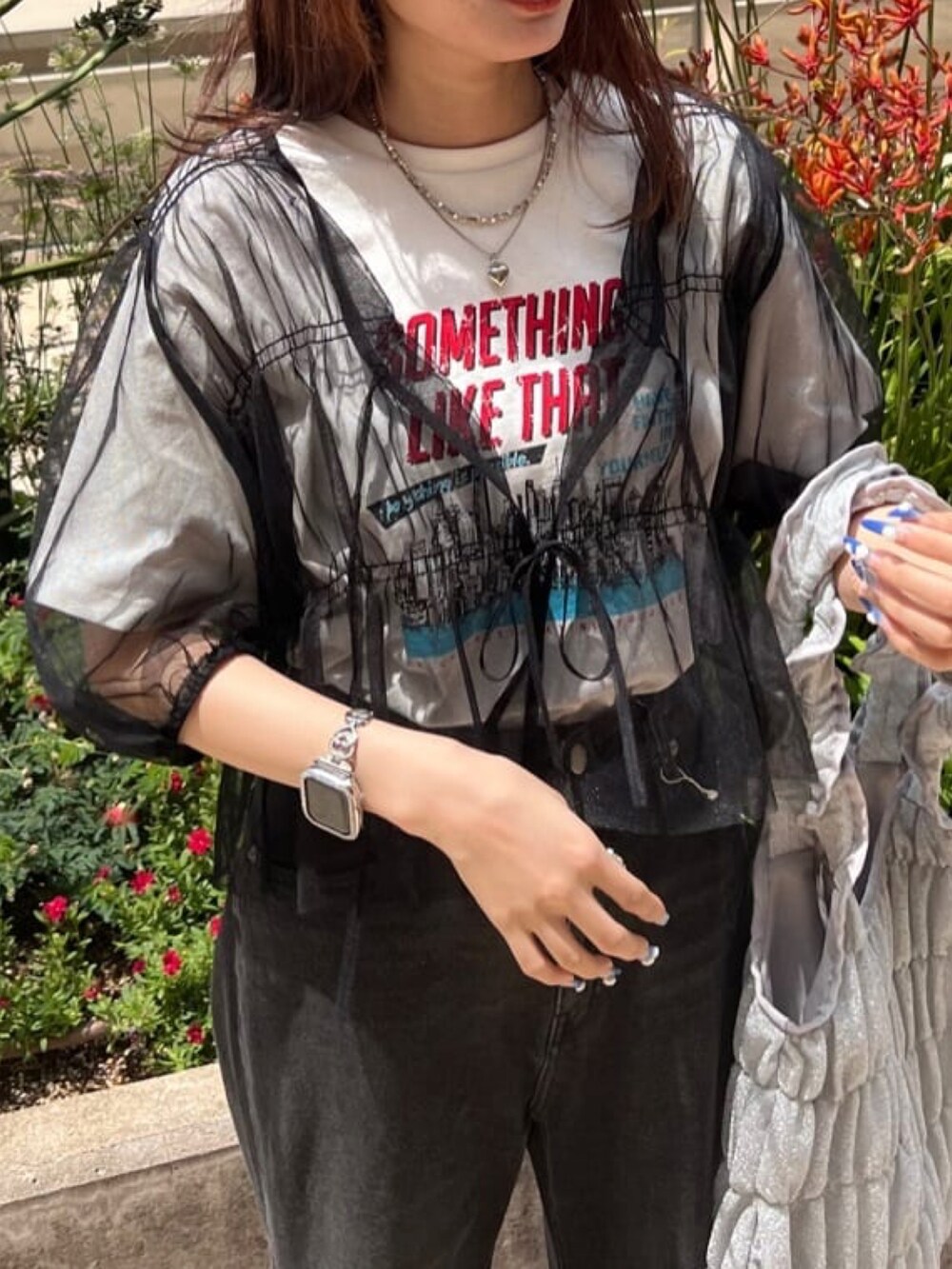 ブラック系のシャツ/ブラウス、ホワイト系のTシャツ/カットソー、ブラック系のデニムパンツを着用したレディースの夏コーディネートの2枚目の写真