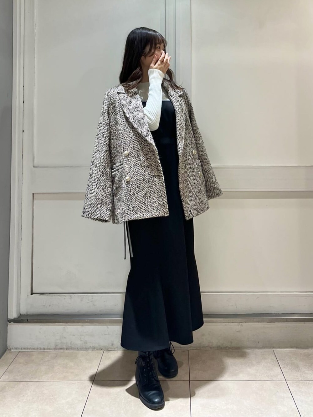 「クリスマスに着たい服、クリスマスコーデ、お出かけコーデ、綺麗めコーデ、オトナカワイイ、テーラードジャケット、キャミワンピ、レイヤードスタイル、ワンピーススタイル、ジャケットスタイル、アウターコーデ、アルシーヴ(archives)、archivesワンピース」｜「archivesのヘリンボーンダブルジャケットコート（チェスターコート、ベージュ系）」を使った、archivesさん（レディース・165cm）の冬コーディネートの2枚目の写真