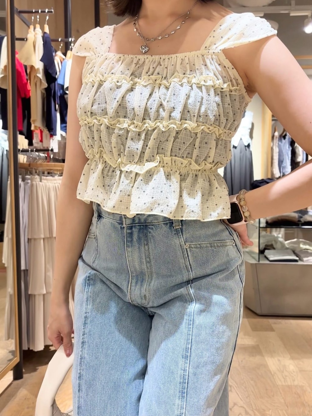 「セットアップ、ドット、ドットワンピ、アルシーヴ(archives)、アルシーヴ、archives、骨格ストレート、顔タイプフレッシュ、ブルベ夏、ブルベ冬、ワンピース、カジュアルコーデ、カジュアルガーリー、甘めカジュアル、大人かわいい」｜「archivesのドットシャーリングキャミ×ティアードスカート（ワンピース、ホワイト系）」を使った、archivesさん（骨格ストレート・レディース・157cm）の夏コーディネートの5枚目の写真