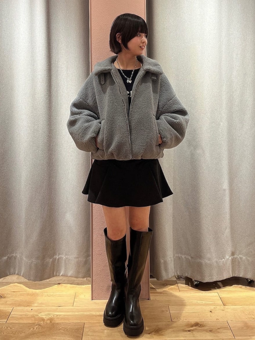 「クリスマスに着たい服、クリスマスコーデ、冬のコーデ、お出かけコーデ、デートコーデ、モノトーン、ロゴニット、ミニスカート、アウターコーデ、ブルゾン、ロングブーツ、アルシーヴ(archives)、archivesスカート」｜「archivesのブークレーブルゾン（ブルゾン、ホワイト系）」を使った、archivesさん（レディース・150cm）の冬コーディネートの2枚目の写真