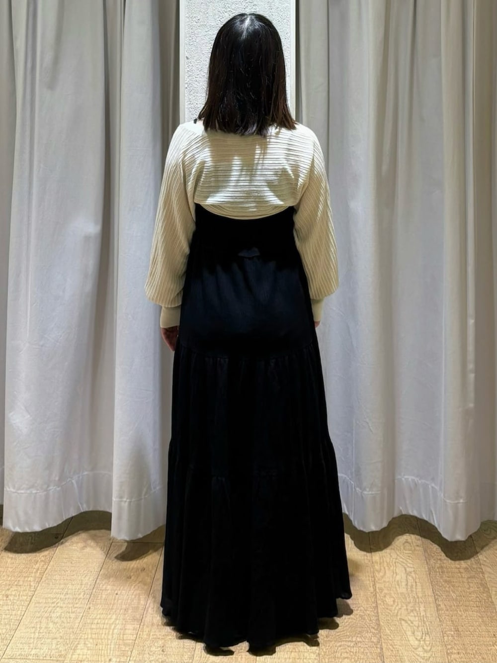 「アルシーヴ(archives)、アルシーヴ、archives、archivesワンピース、キャミワンピ、ワンピース、黒ワンピ、ボレロ、春ワンピ、夏ワンピース、春夏コーデ、ゆるシルエット、低身長」｜「archivesのビスチェシャーリングコットンキャミワンピース（ワンピース、ブラック系）」を使った、archivesさん（骨格ナチュラル・レディース・147cm）の春コーディネートの3枚目の写真