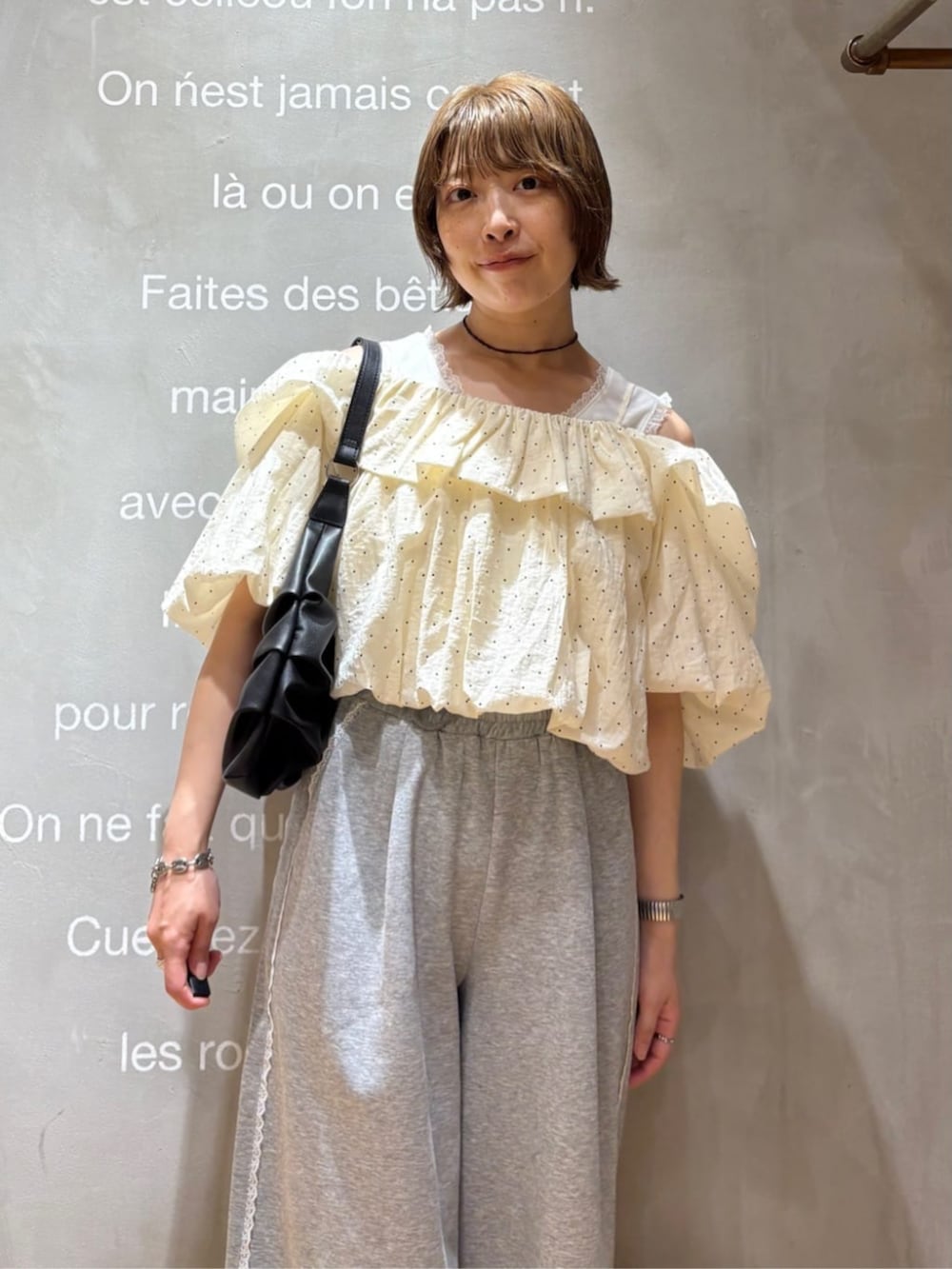 グレー系のスウェットパンツ、ホワイト系のタンクトップ、ホワイト系のシャツ/ブラウスを着用したレディースの夏コーディネートの6枚目の写真