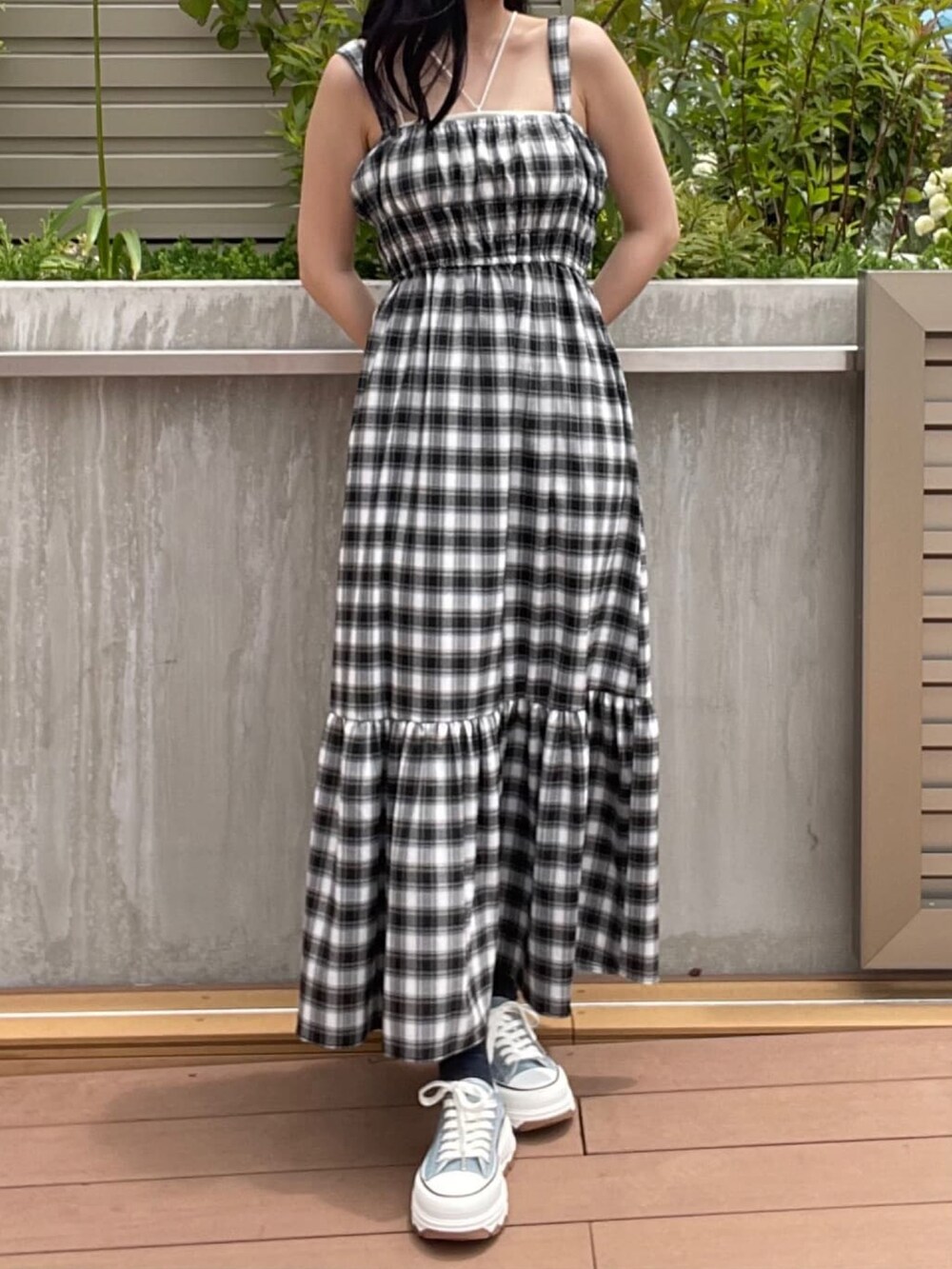 ブラック系のワンピースを着用したレディースの夏コーディネートの2枚目の写真