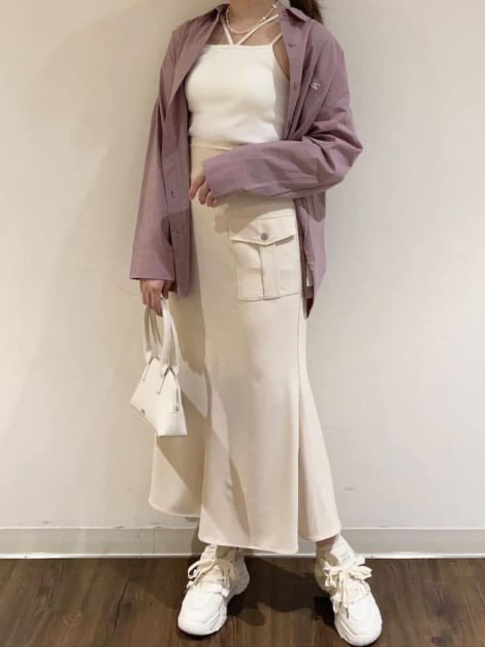 ピンク系のシャツ/ブラウス、ホワイト系のボストンバッグ、ホワイト系のスカートを着用したレディースの春コーディネートの2枚目の写真